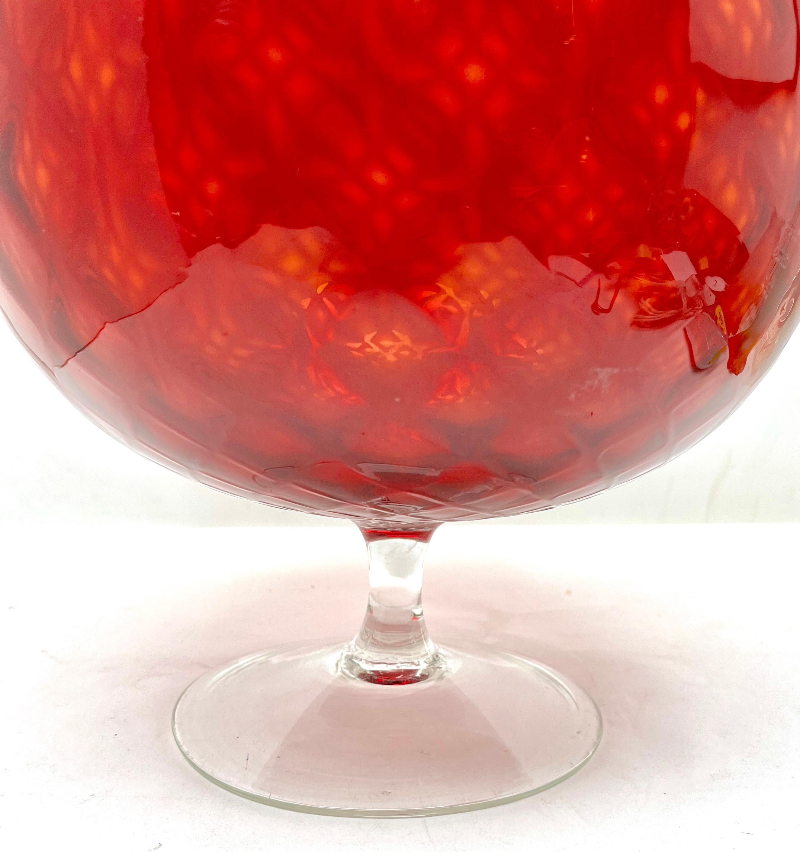 20ième siècle Vase en opaline rouge opalescente italienne sur pied vintage de Florence, années 1960 en vente
