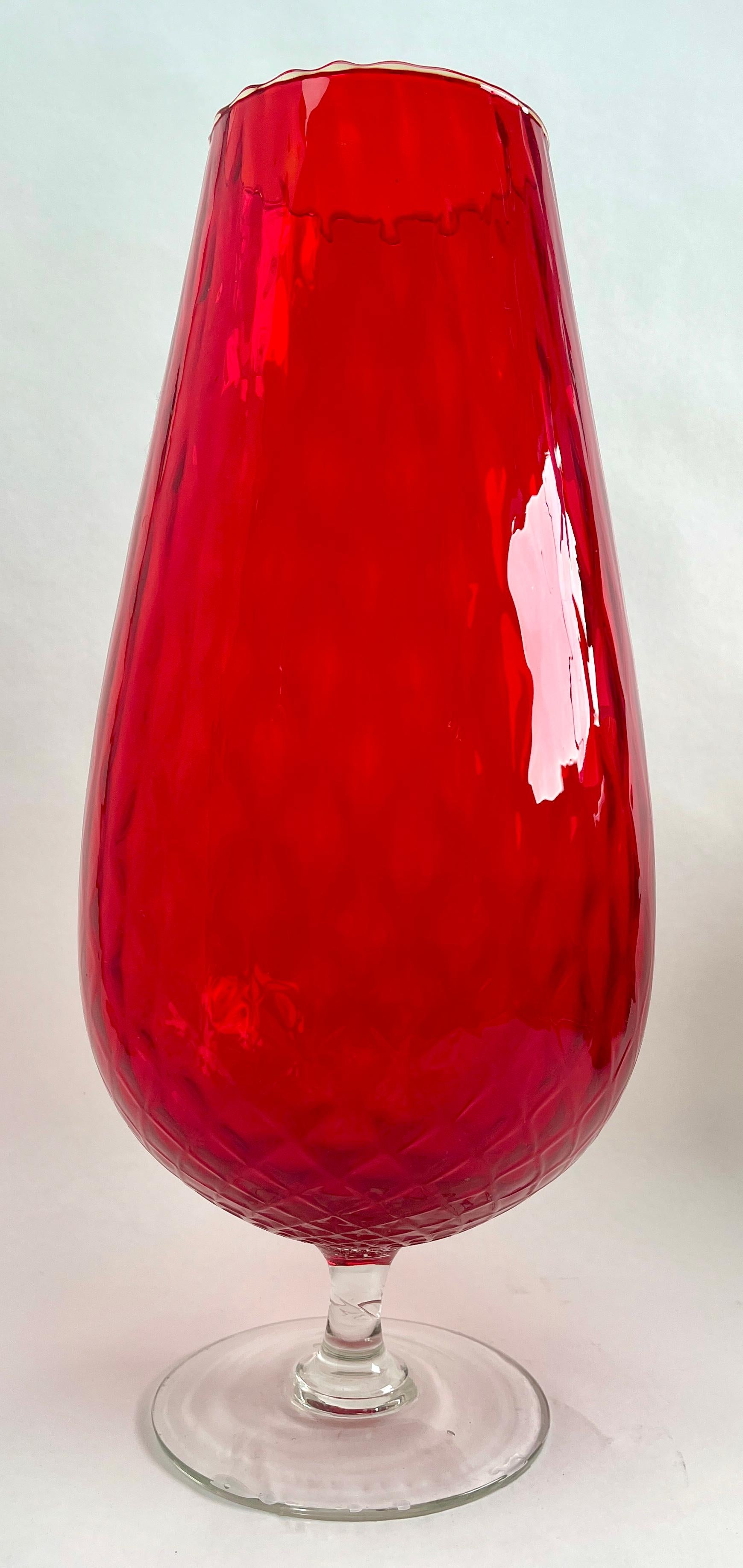 Rote opalisierende italienische Opalvase auf Fuß aus Florenz, 1960er Jahre (Muranoglas) im Angebot