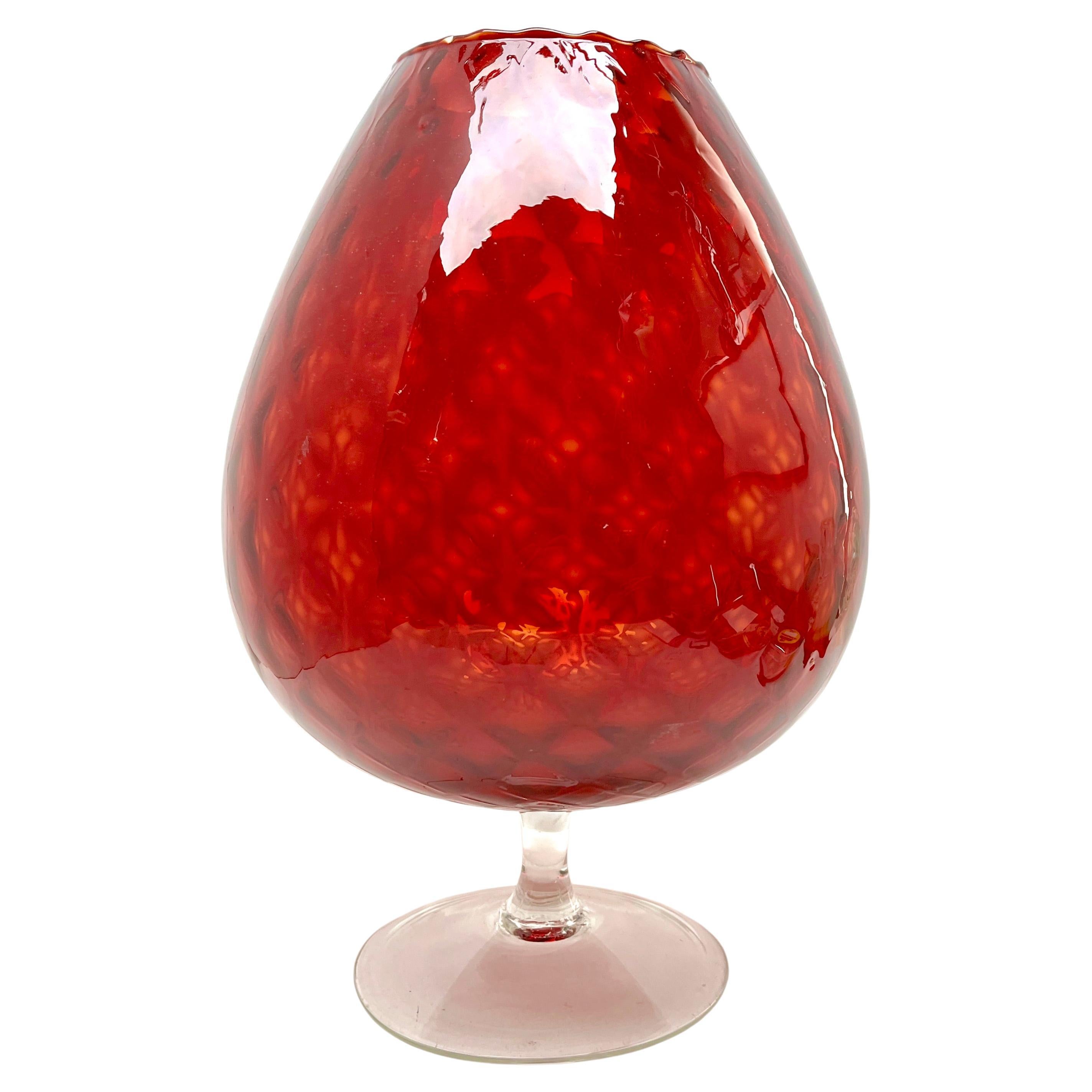 Vase en opaline rouge opalescente italienne sur pied vintage de Florence, années 1960 en vente