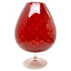 Vase en opaline rouge opalescente italienne sur pied vintage de Florence, années 1960