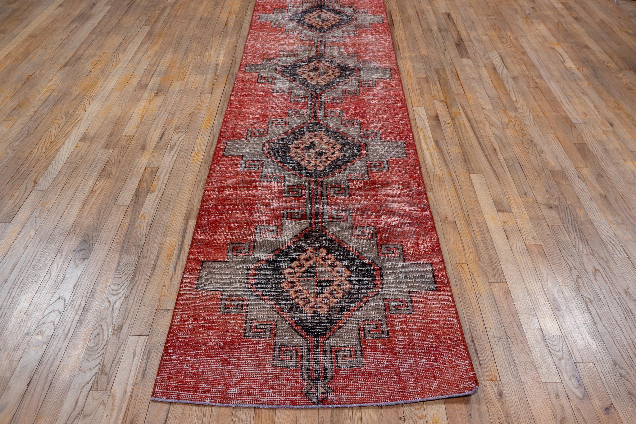 Vintage Rot Oushak Teppich im Zustand „Hervorragend“ im Angebot in New York, NY