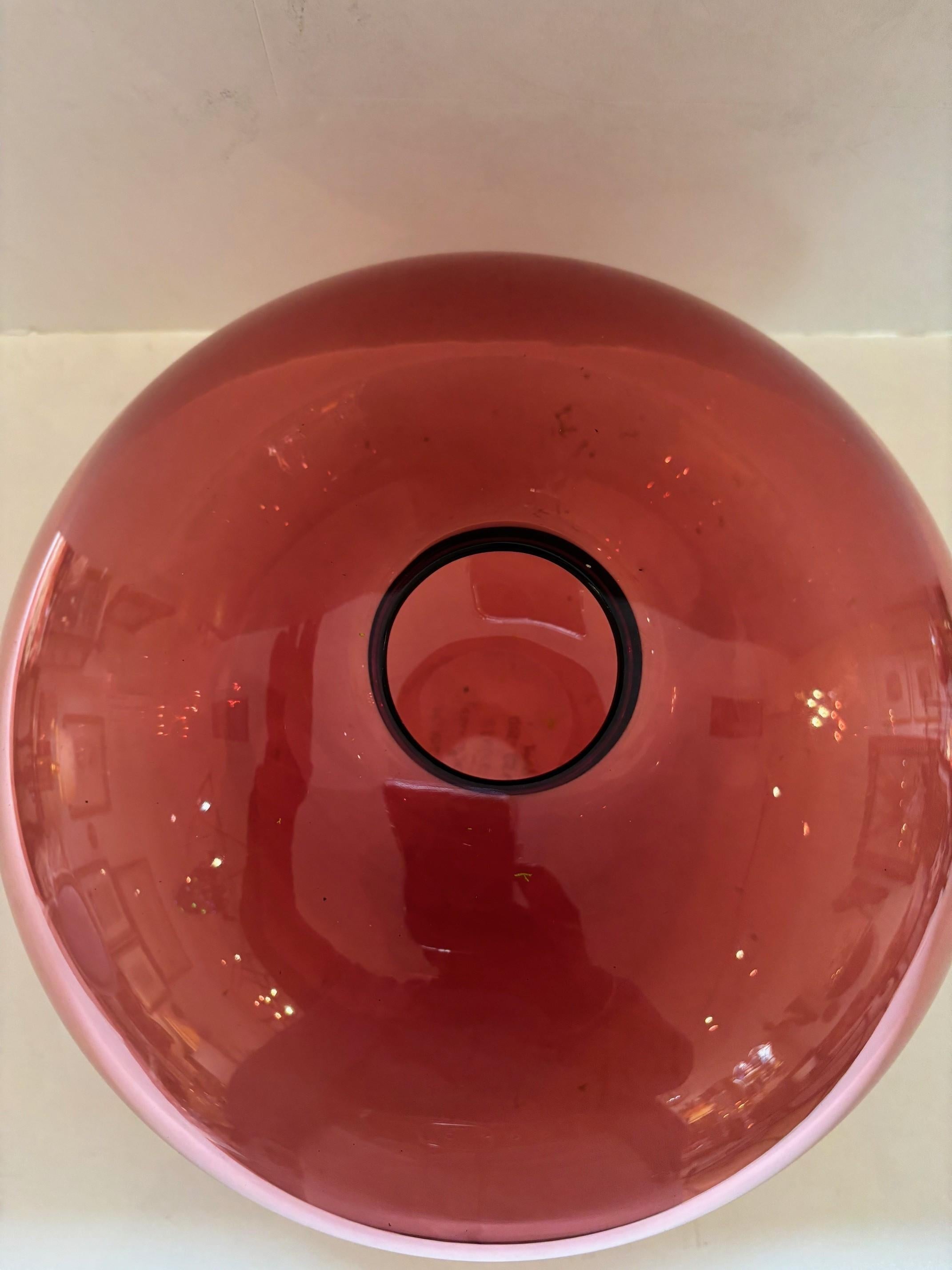 Vase en verre d'art ovale rouge soufflé à la main signé par l'artiste Ivan Baj en vente 3