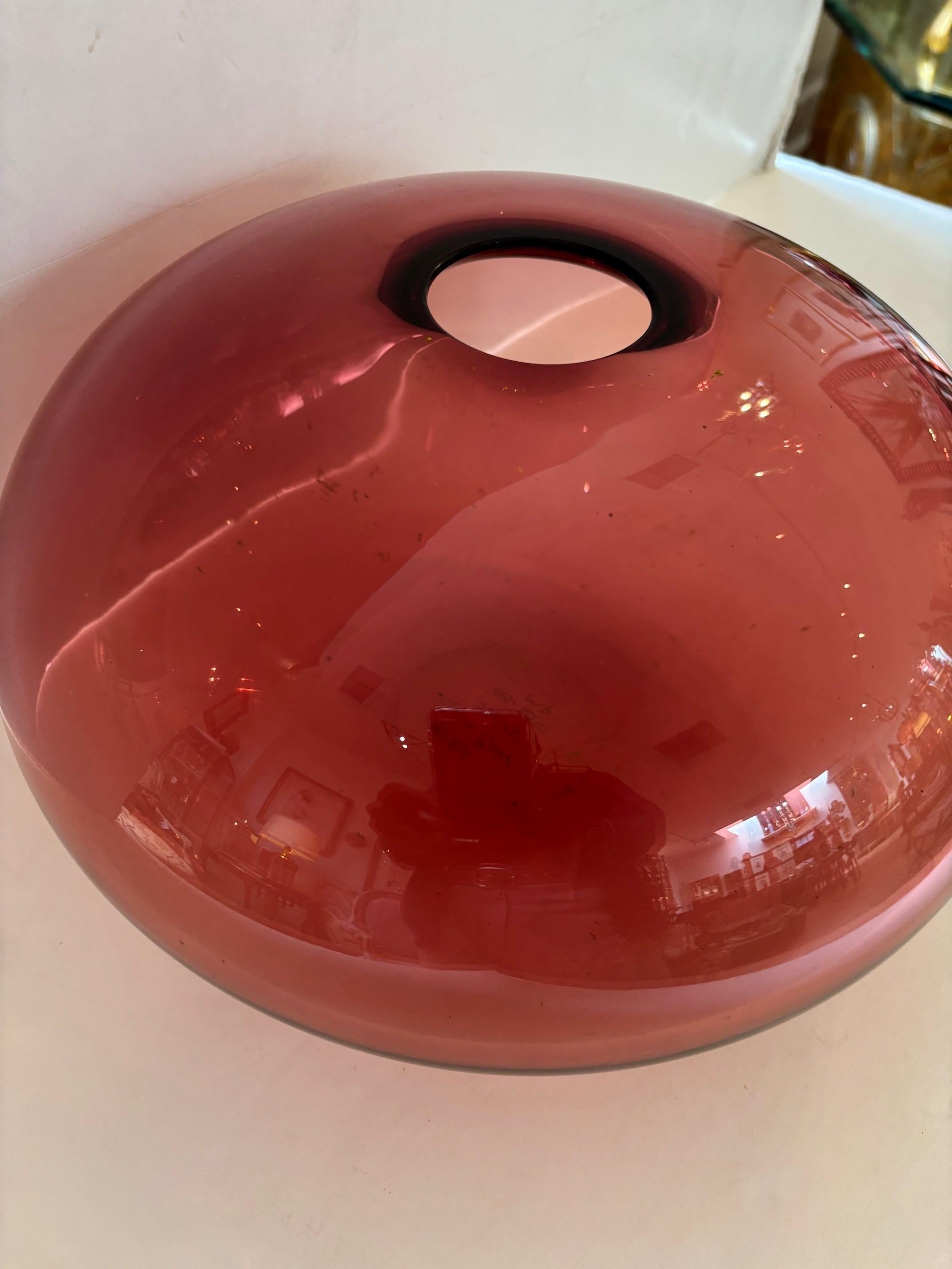 Vase en verre d'art ovale rouge soufflé à la main signé par l'artiste Ivan Baj en vente 4