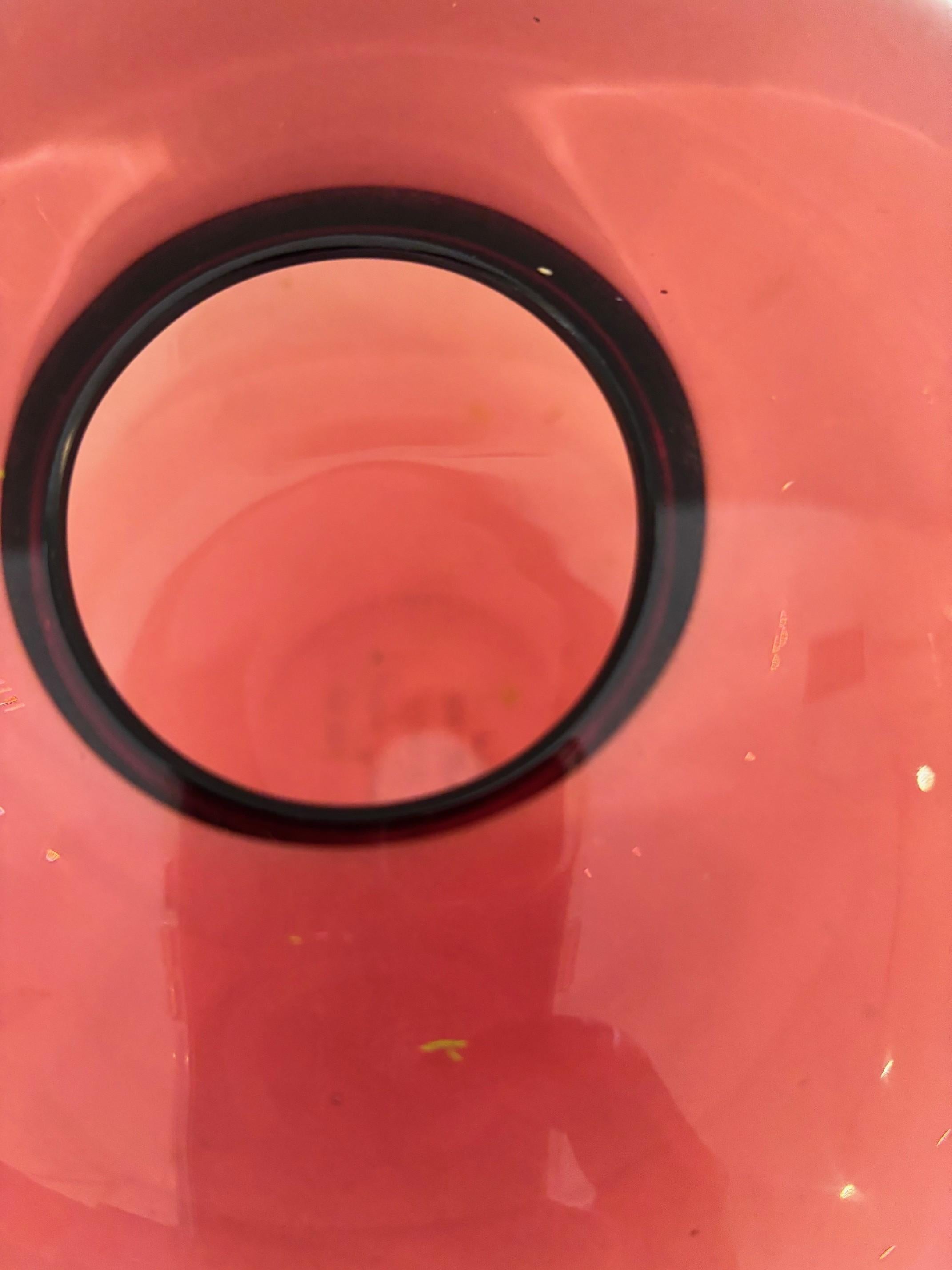 Vase en verre d'art ovale rouge soufflé à la main signé par l'artiste Ivan Baj en vente 6