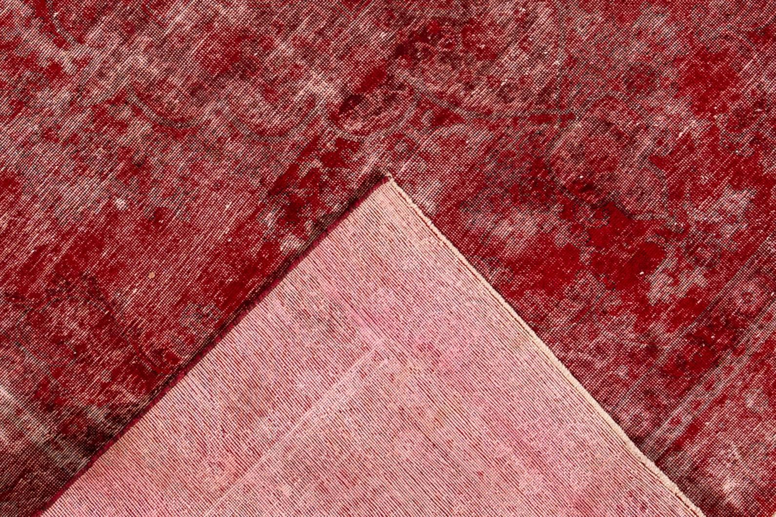 Ein klassischer Teppich, handgeknüpft in Knüpftechnik, gefärbt, um einen Vintage-Effekt zu erzielen, mit einem edlen Medaillonmuster auf einem leuchtend roten Hintergrund.

Dieser Teppich misst 8'6