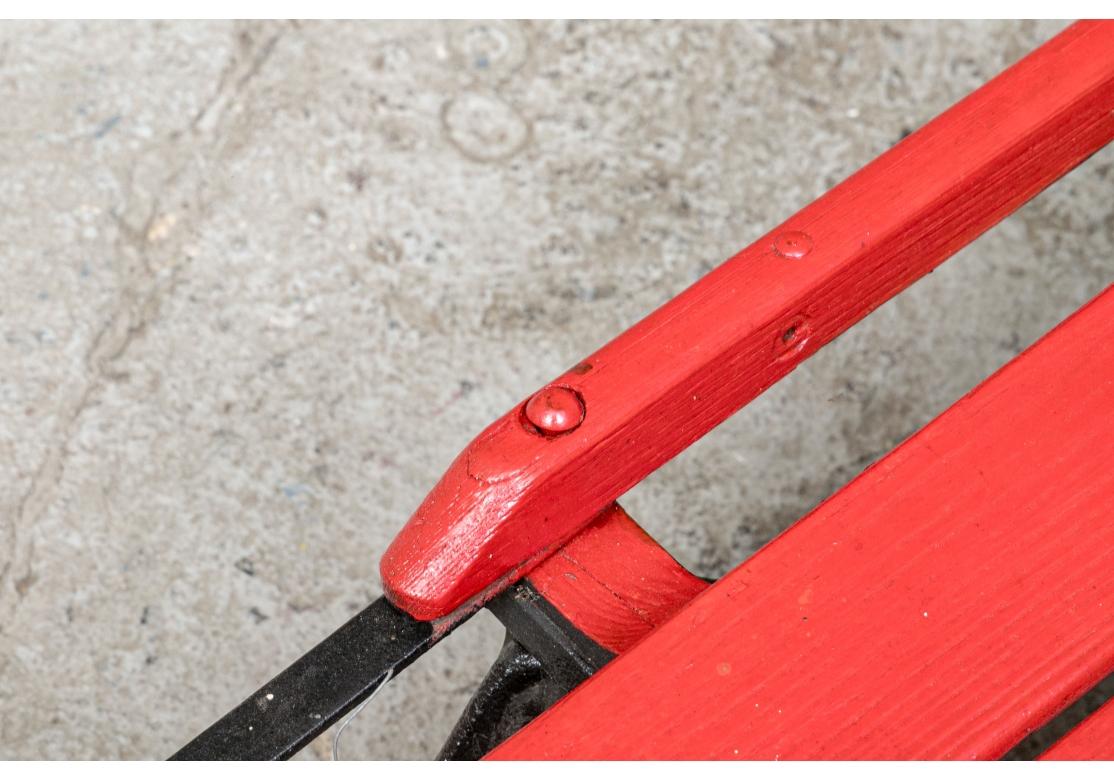 Vintage rote Farbe dekoriert Extra lange Schlitten Flexible Flyer zugeschrieben (Industriell) im Angebot