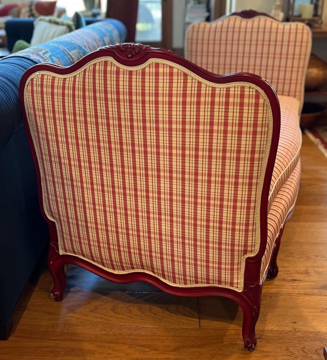 This vintage daybed showcases a Louis XV or Rococo Revival influence, with its curvilinear lines, scalloped edges, and carved wooden frame. The frame showcases ornate cabriole legs, a scalloped apron, and a gently arched back and sides.
  
The