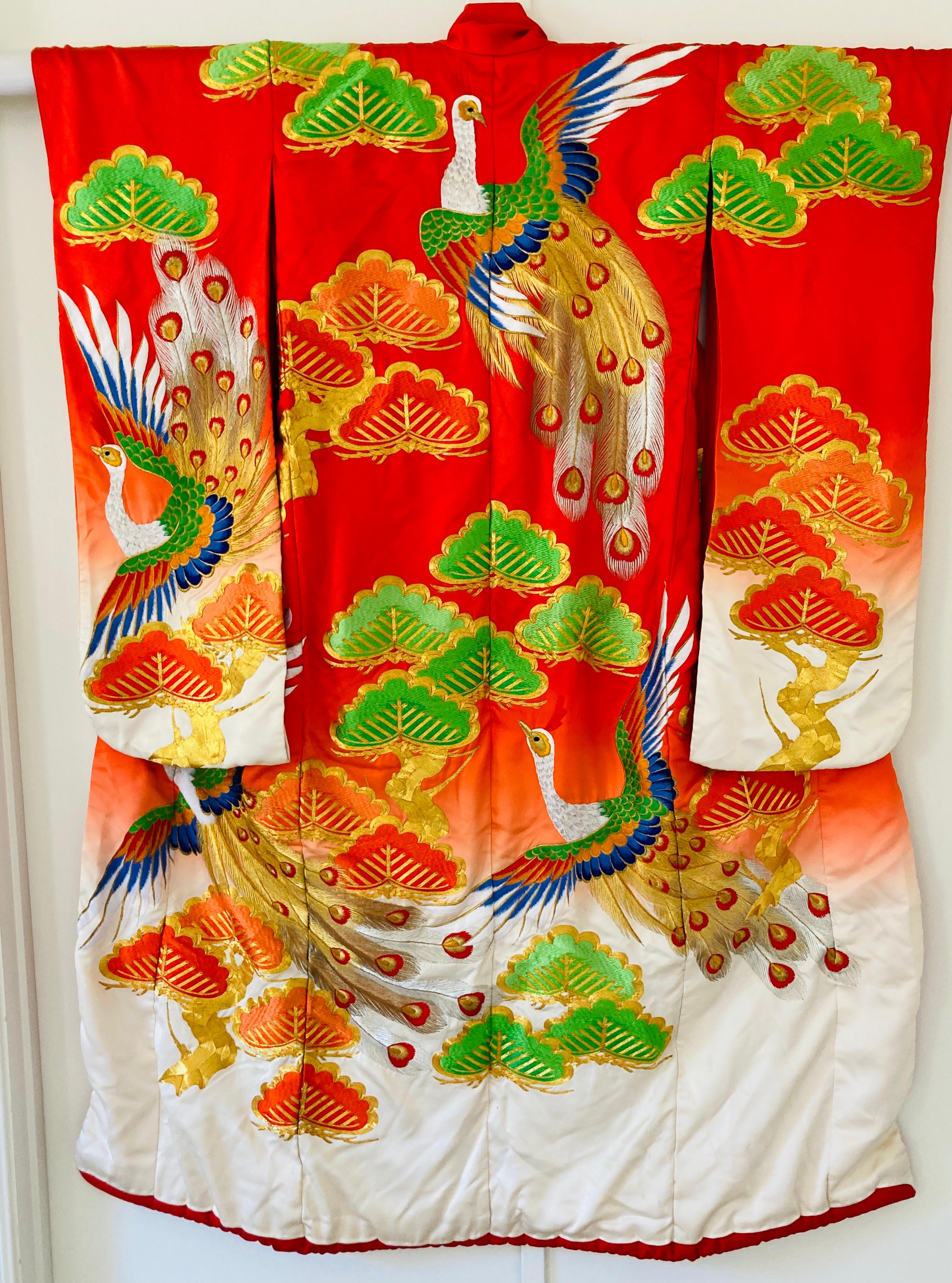 Japanisches Hochzeitskleid aus Seidenbrokat in Kimonorot mit Pfau (Japonismus)