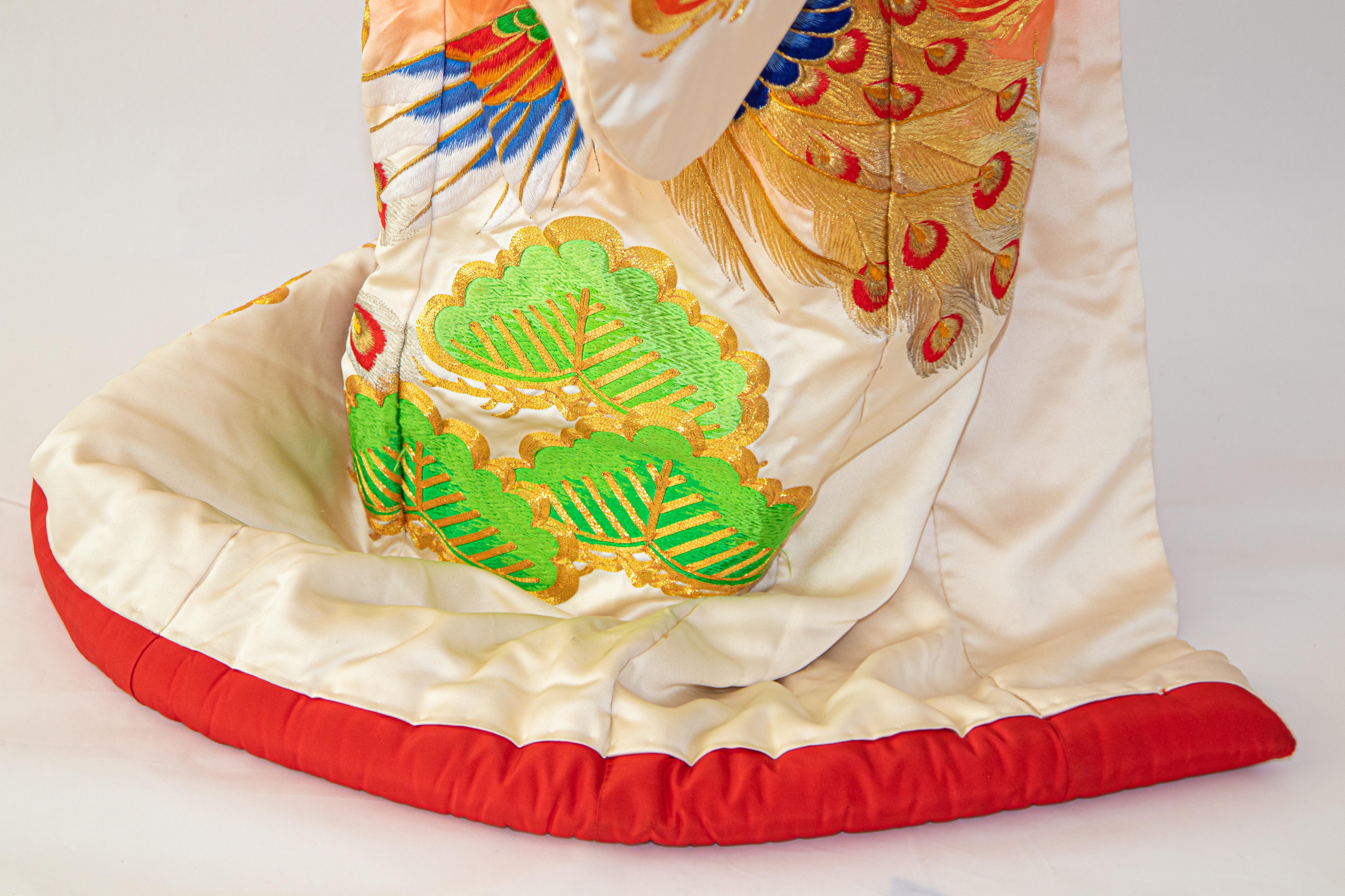 Japanisches Hochzeitskleid aus Seidenbrokat in Kimonorot mit Pfau 1