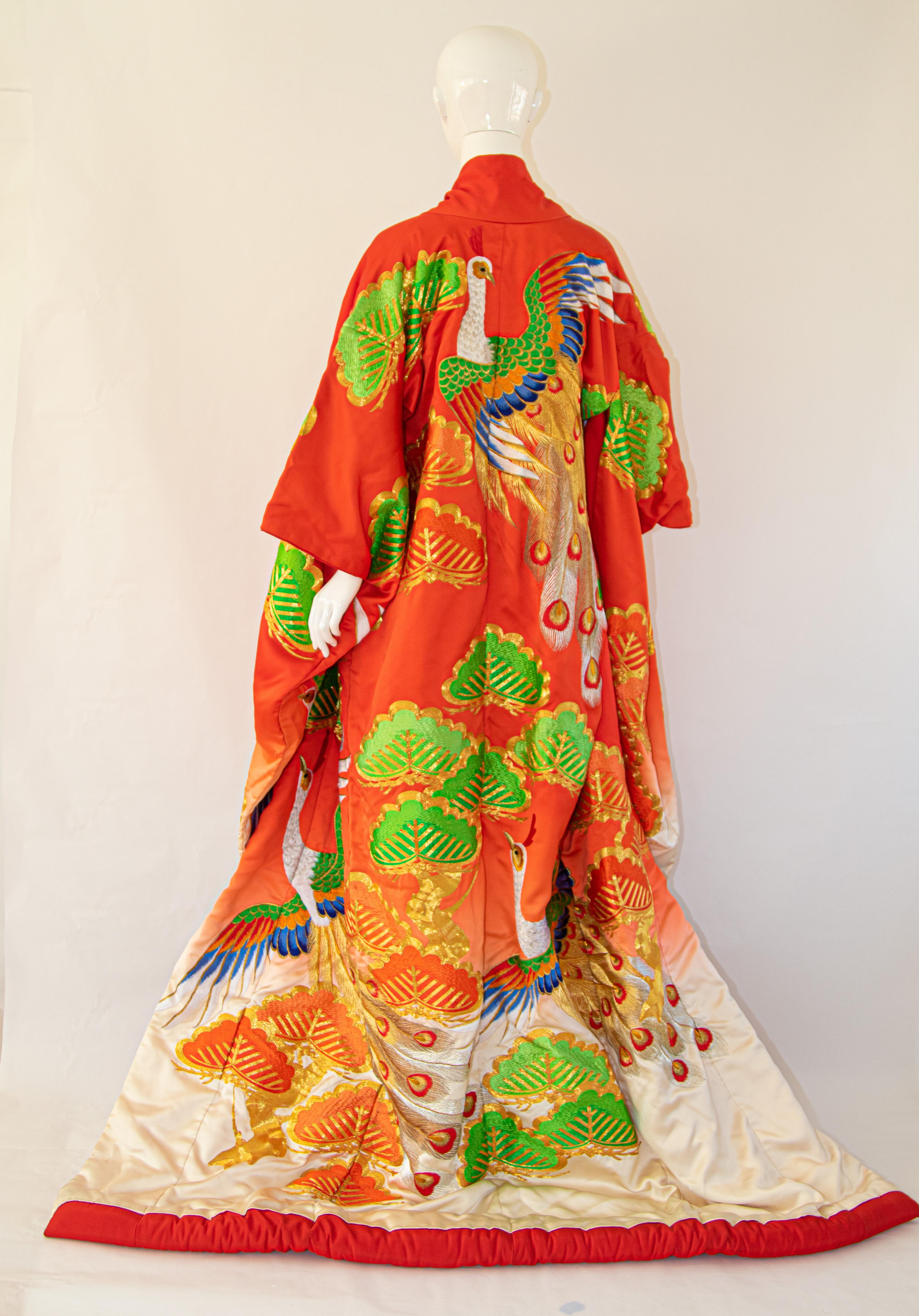 Ein Vintage Mitte des Jahrhunderts rote Farbe Seidenbrokat sammelbar japanischen zeremoniellen Hochzeit Kimono.
Eine von einer Art handgefertigte fabelhafte Museum Qualität zeremoniellen Stück in reiner Seide mit komplizierten detaillierten