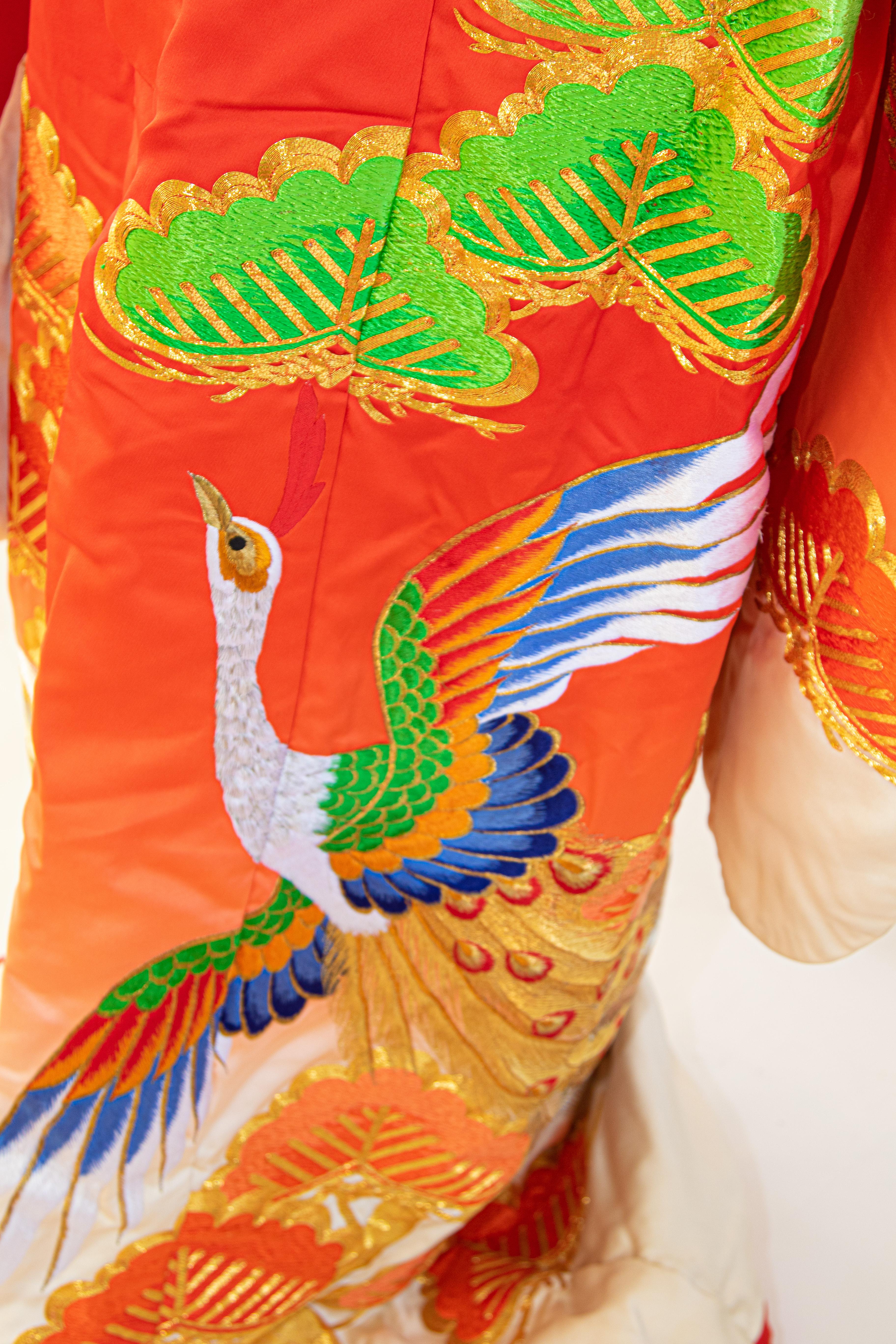 Japanisches Hochzeitskleid aus Seidenbrokat in Kimonorot mit Pfau im Zustand „Gut“ in North Hollywood, CA