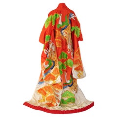 Japanisches Hochzeitskleid aus Seidenbrokat in Kimonorot mit Pfau