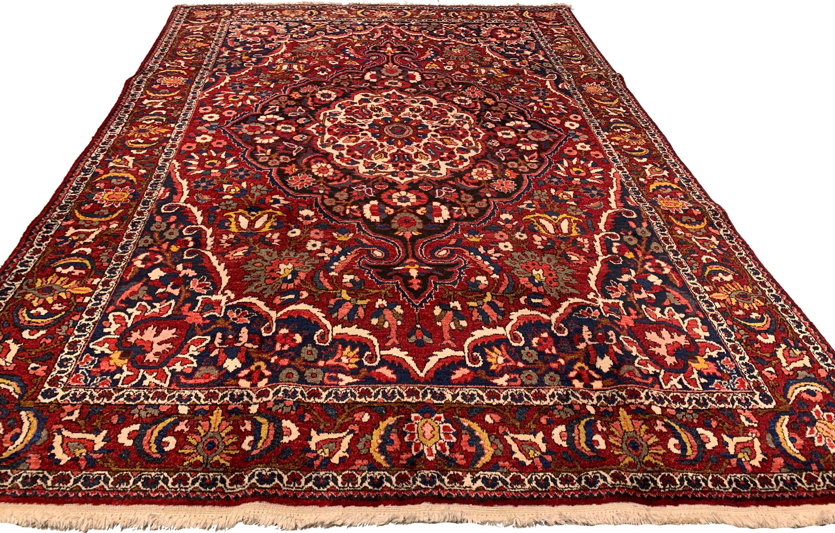 Vintage Red Persian Bakhtiari Area Rug  6'9x10'1 (Persisch) im Angebot