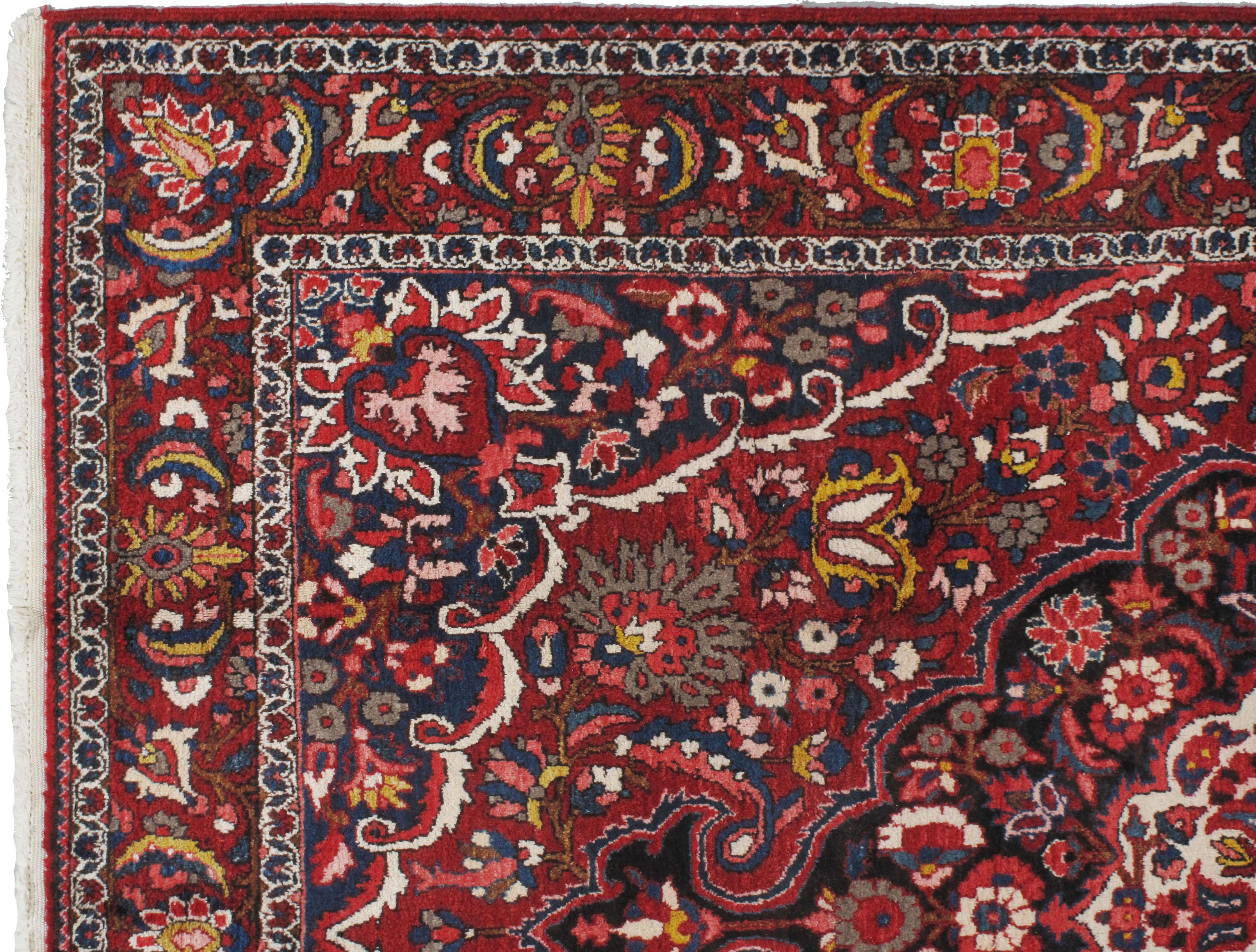 Vintage Red Persian Bakhtiari Area Rug  6'9x10'1 (Handgewebt) im Angebot