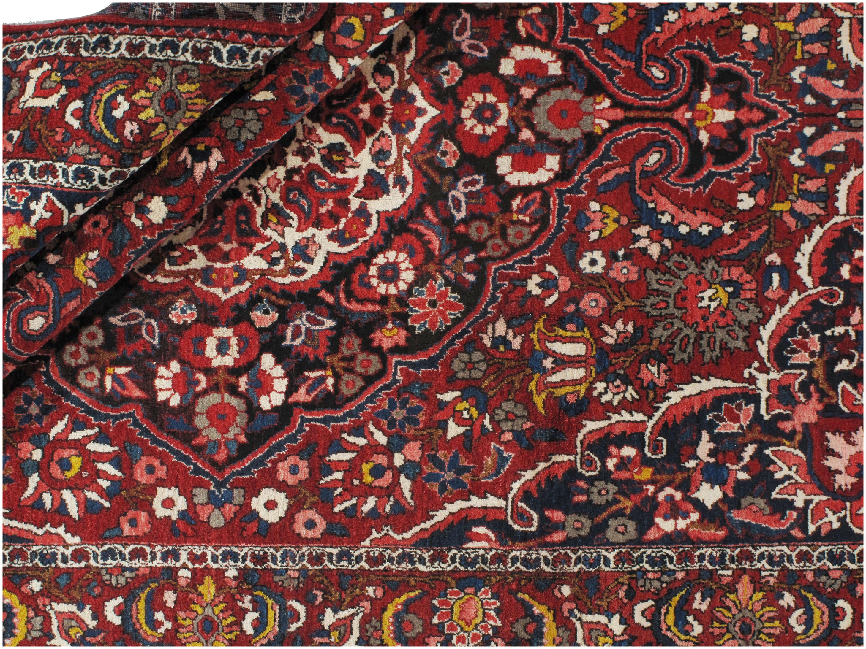 Vintage Red Persian Bakhtiari Area Rug  6'9x10'1 im Zustand „Gut“ im Angebot in New York, NY