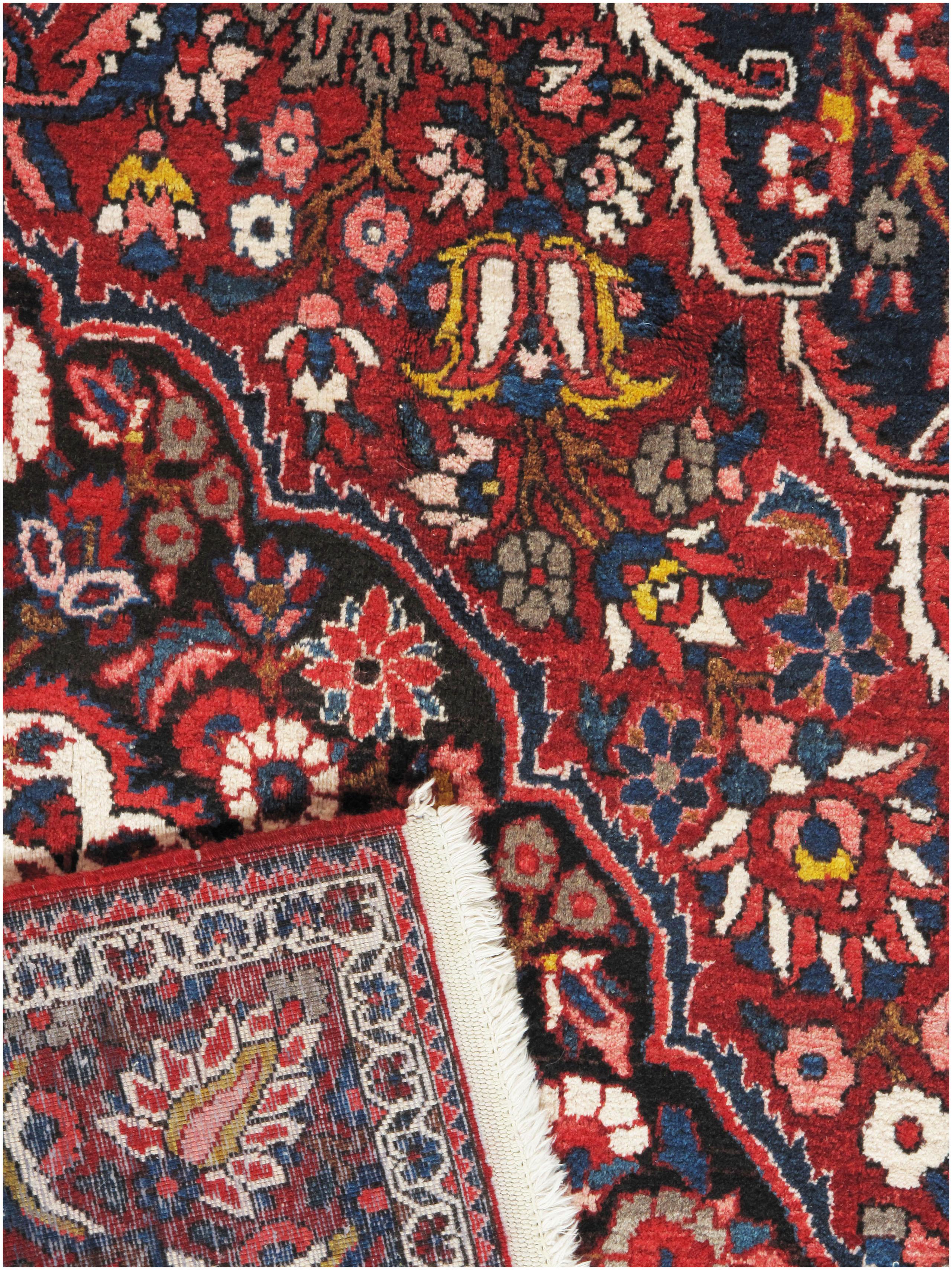 Vintage Red Persian Bakhtiari Area Rug  6'9x10'1 (20. Jahrhundert) im Angebot