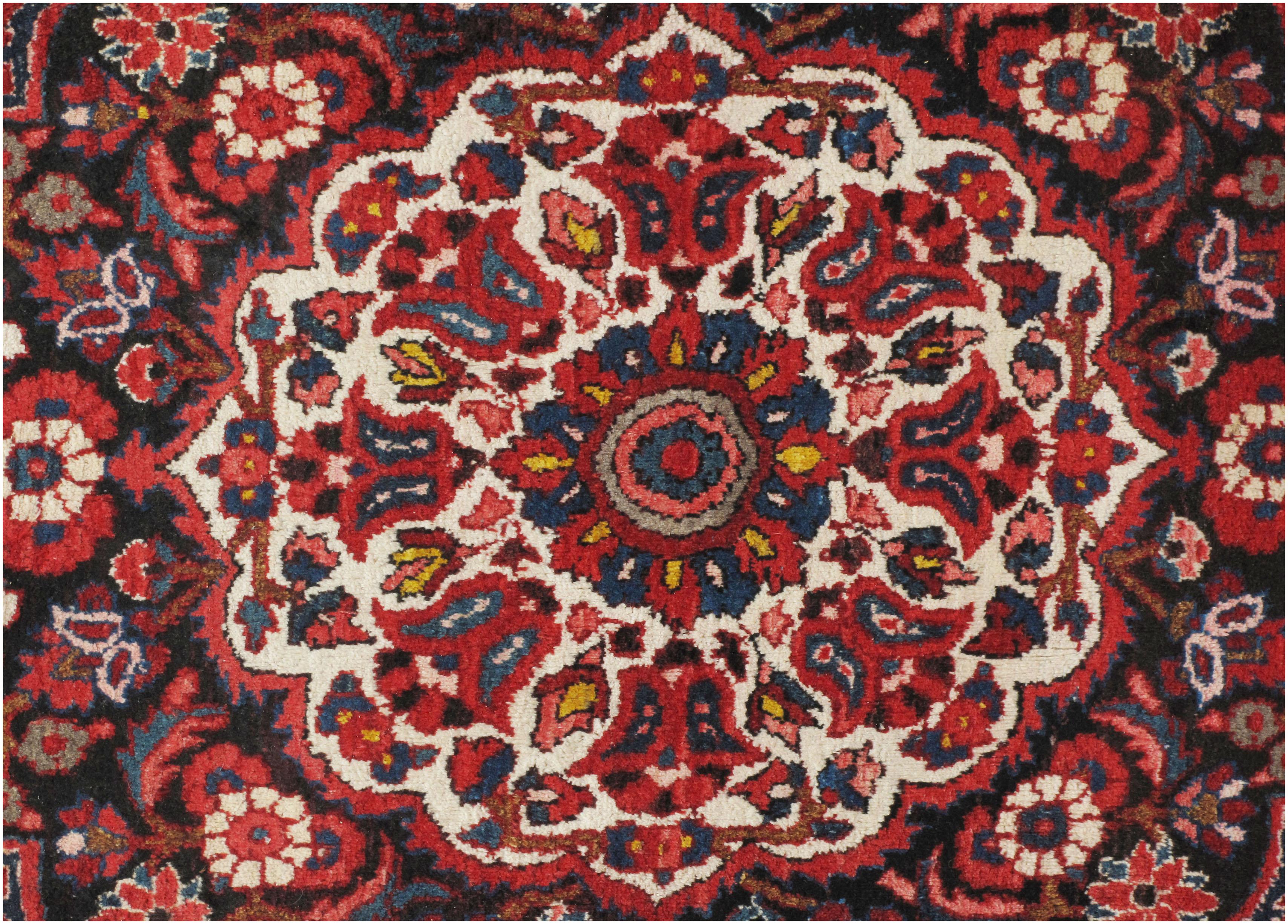 Vintage Red Persian Bakhtiari Area Rug  6'9x10'1 (Baumwolle) im Angebot