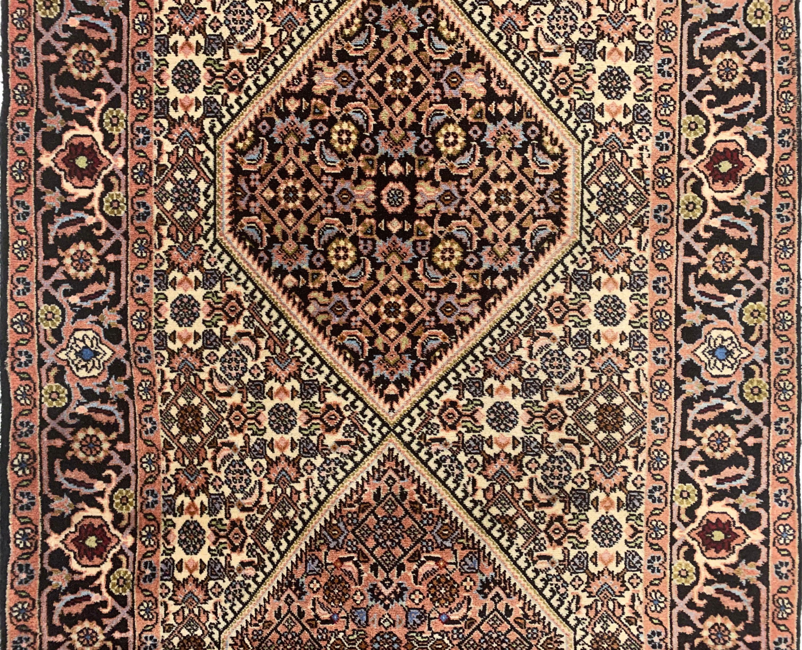 2'7 X 9'9. Ein handgeknüpfter persischer Läufer aus Wolle im Vintage-Stil mit traditionellem Design, der sich sowohl in einem modernen als auch in einem konventionellen Raum gut macht. Farbe: elfenbein/ blau/ ziegelrot.