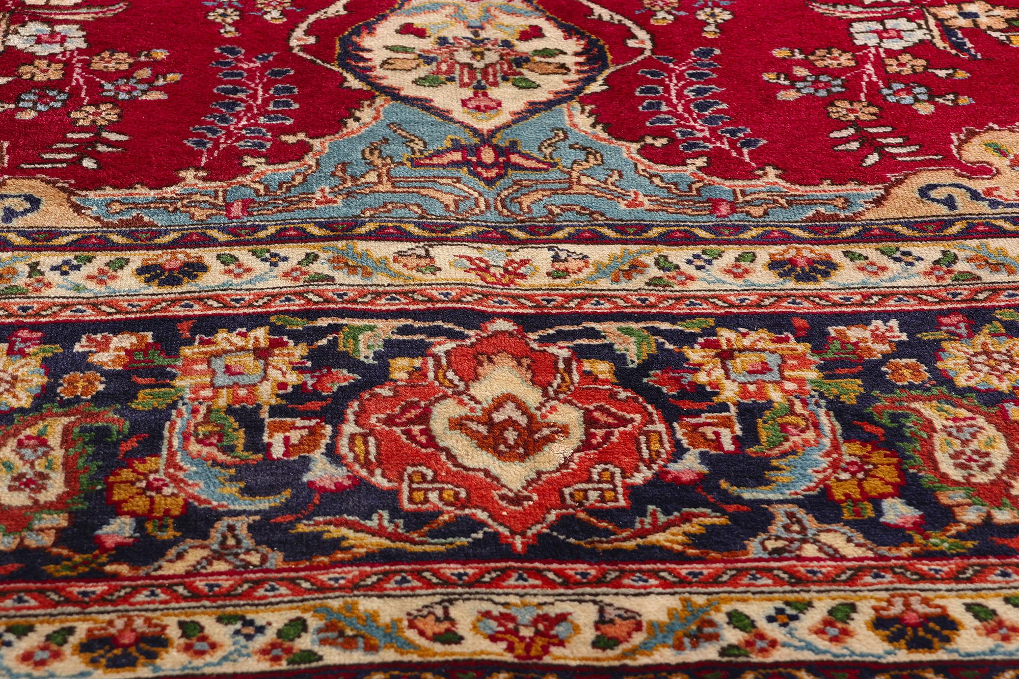 Vieux tapis de Tabriz rouge persan à fleurs Bon état - En vente à Dallas, TX