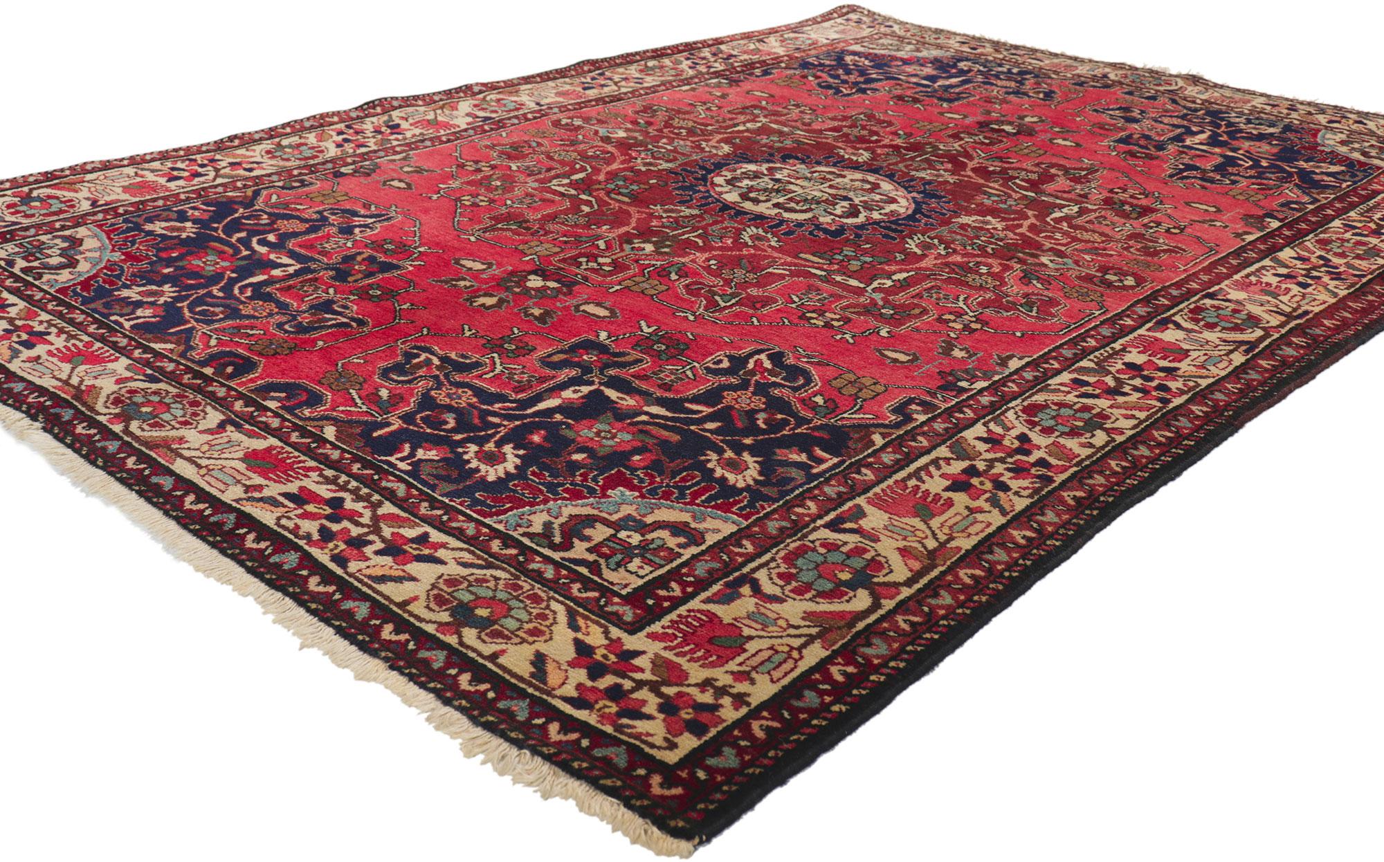 77158 Vintage Persian Hamadan Rug 04'06 x 06'09. 
Dieser handgeknüpfte persische Hamadan-Teppich aus Wolle im traditionellen Stil mit unglaublichen Details und Texturen ist eine fesselnde Vision gewebter Schönheit. Das filigrane botanische Design