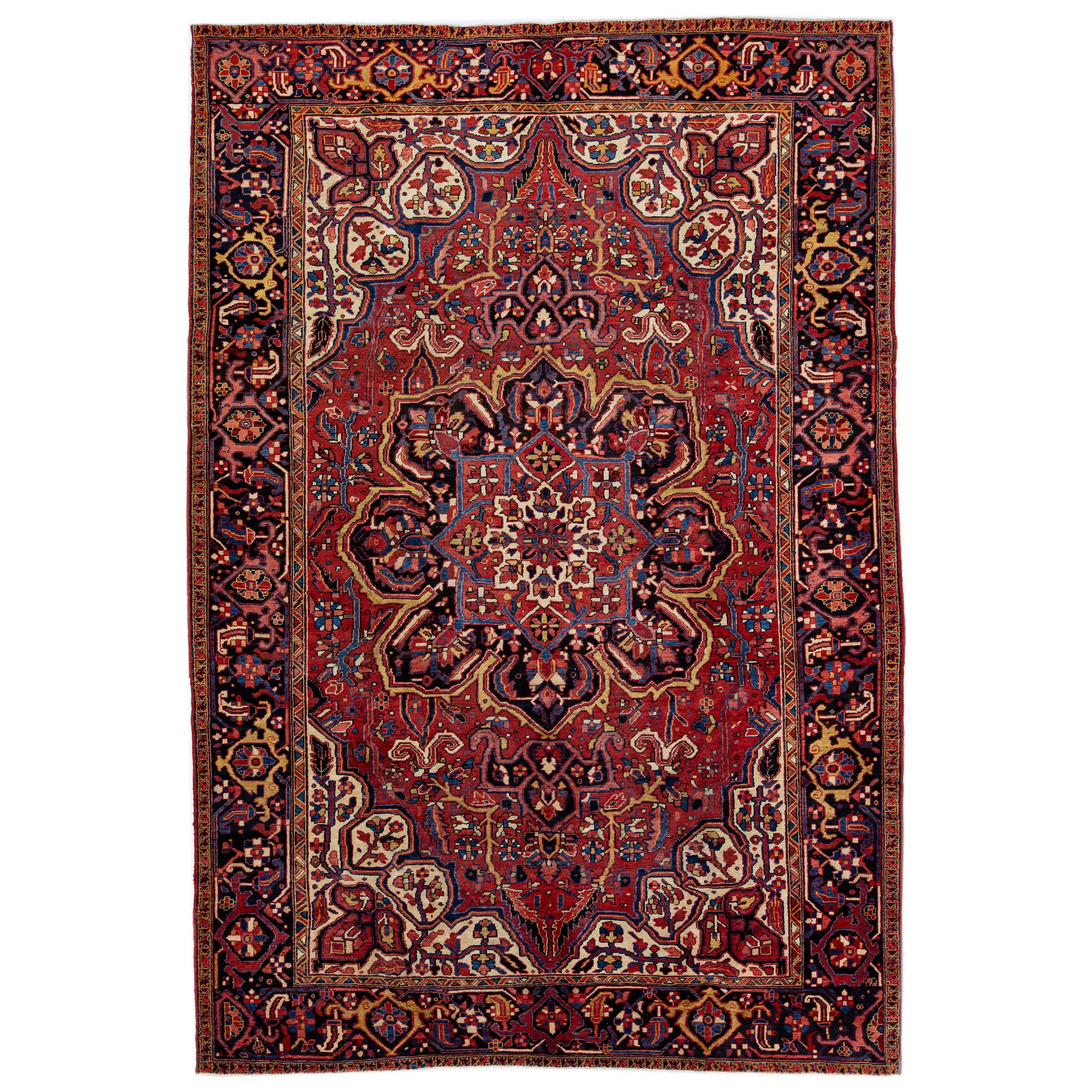 Tapis persan rouge Heriz en laine fait à la main avec motif de médaillon