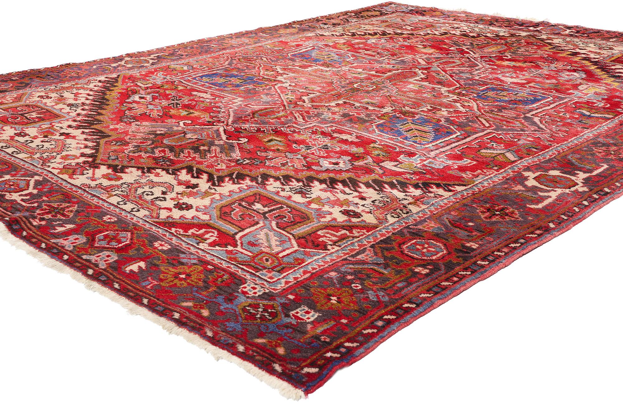 90001 Vintage Persian Heriz Rug, 07'11 x 10'00. Dieser exquisite handgeknüpfte Teppich aus alter persischer Wolle zeigt das reiche künstlerische Erbe und die meisterhafte Handwerkskunst der Region Heris. Sein Herzstück ist ein zentrales