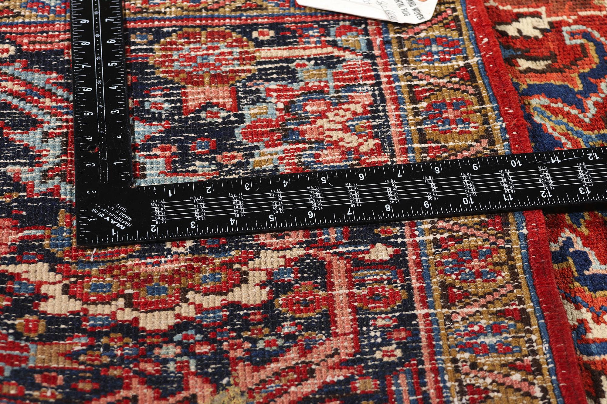 1940's Persian Heriz Carpet with Modern Style im Zustand „Gut“ im Angebot in Dallas, TX