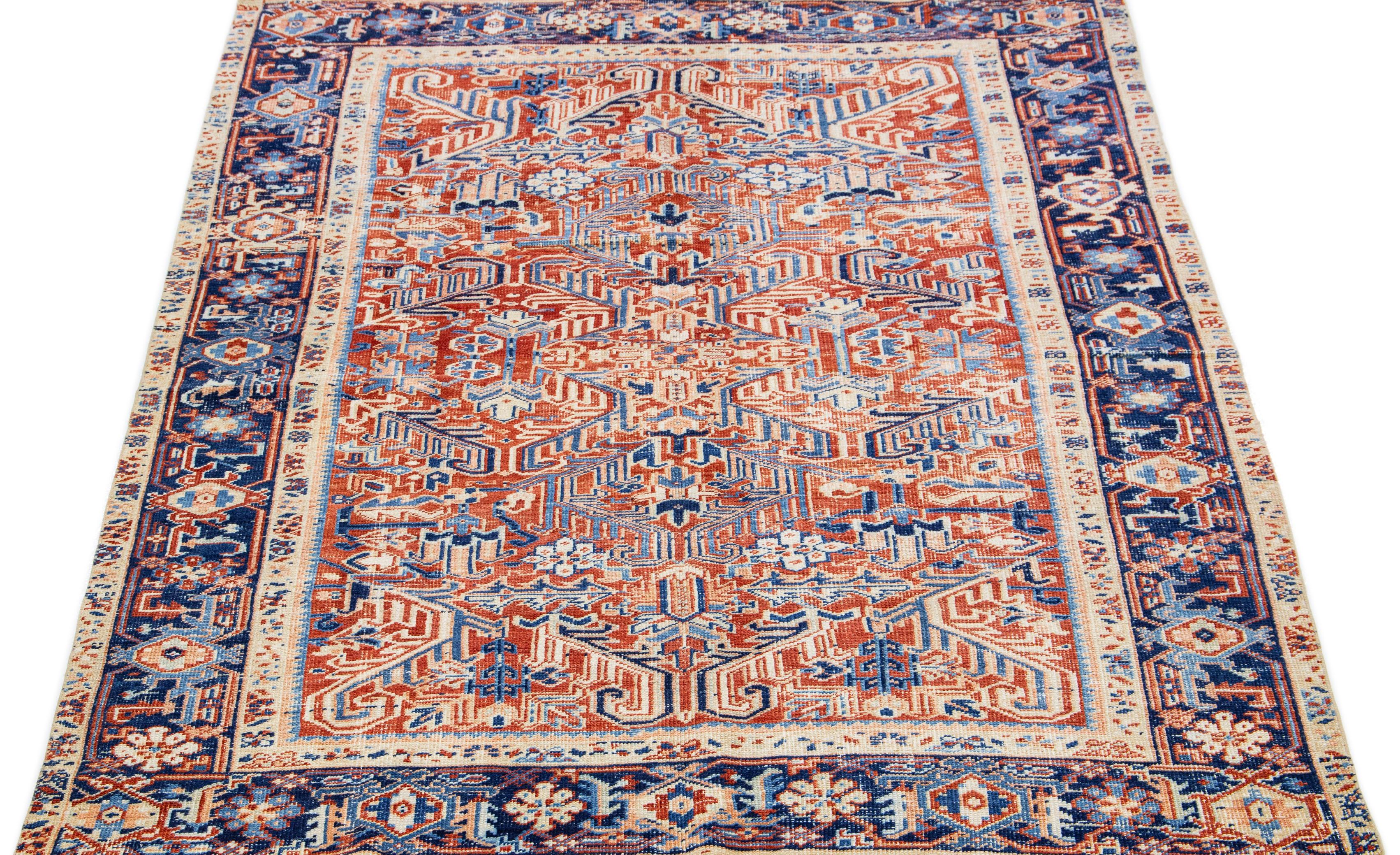 Der antike Heriz-Teppich strahlt mit seiner hochwertigen, handgeknüpften Wolle und dem markanten Allover-Muster zeitlose Eleganz und Raffinesse aus. Das auffällige geometrische Blumenmuster in Blau- und Beigetönen verleiht dem zarten