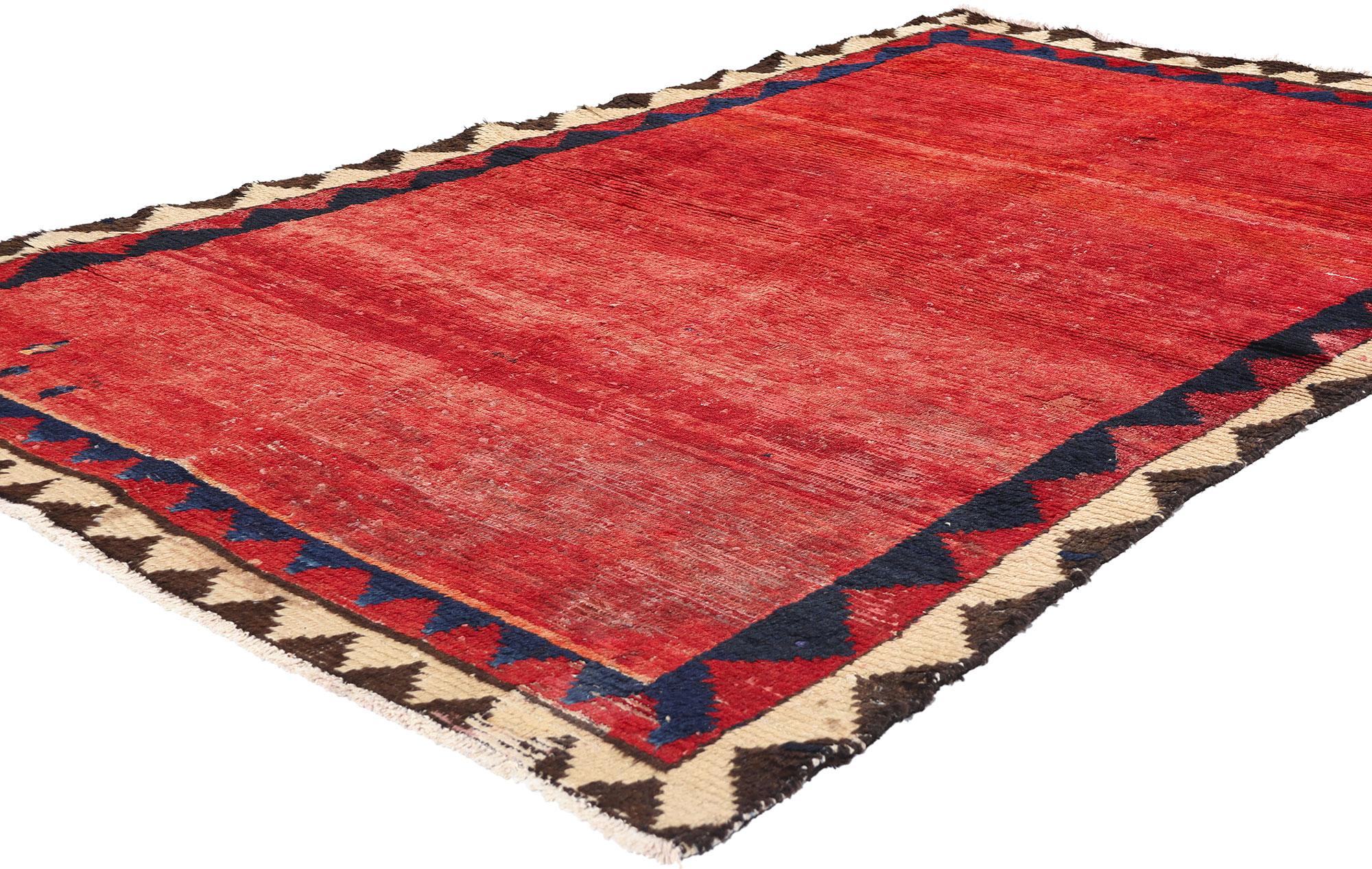78849 Vintage Red Persian Lori Rug, 04'11 x 07'07. Dieser handgeknüpfte persische Lori-Teppich aus Wolle im Vintage-Stil ist eine faszinierende Mischung aus zeitlosem Stil und Stammeszauber. Der Teppich, der von einem leuchtend roten Feld dominiert