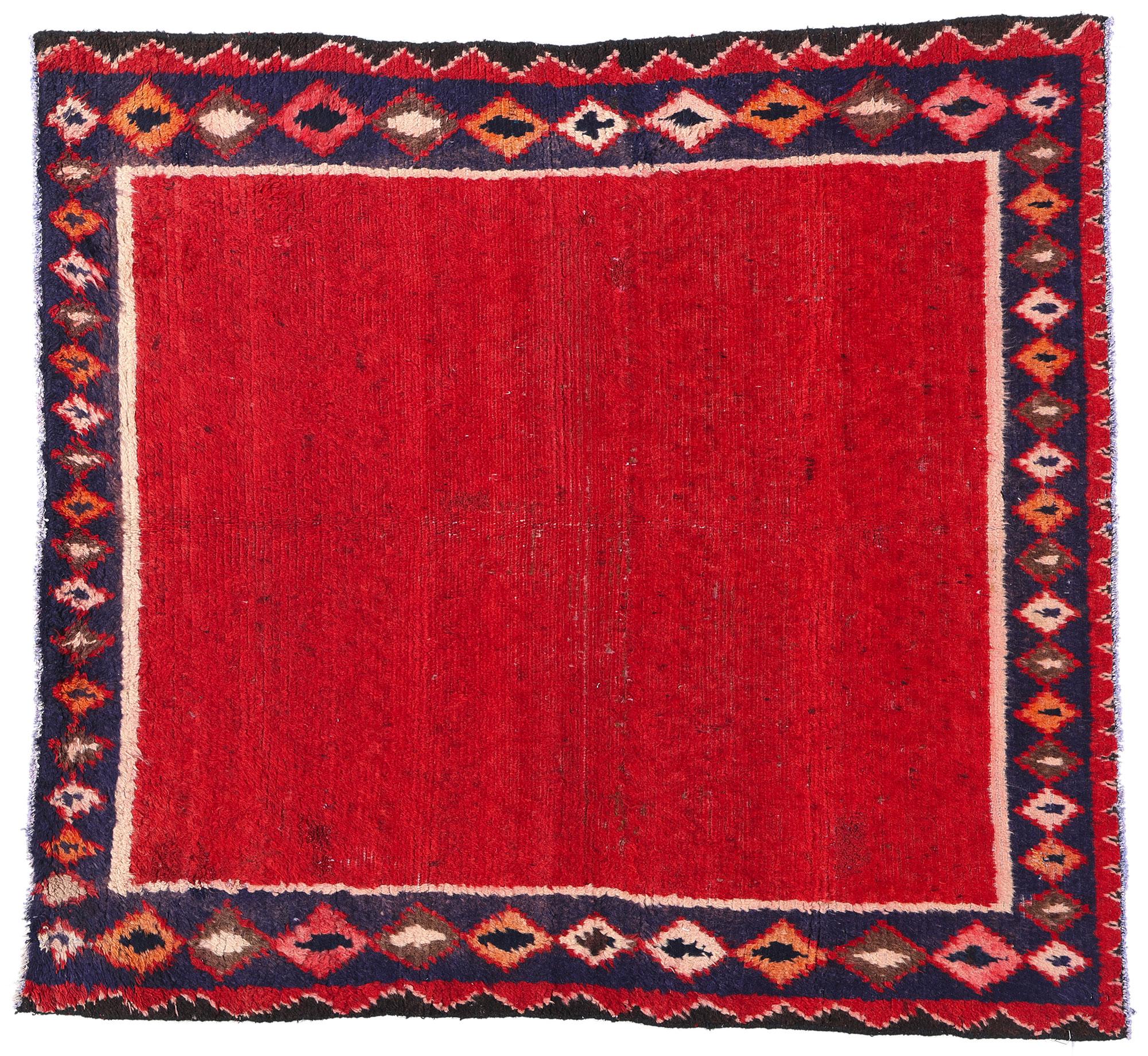Tappeto persiano Vintage By rosso con bordo a diamante in vendita 2