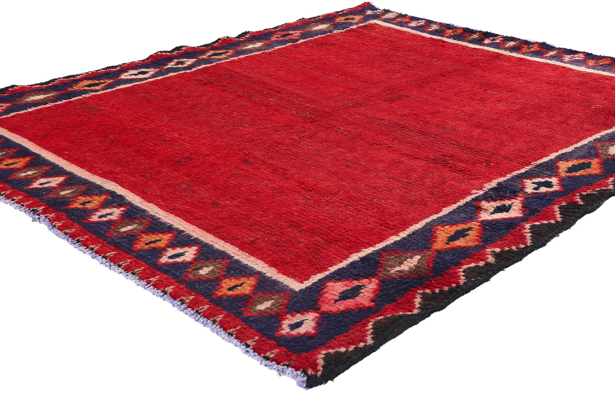 78887 Tappeto persiano rosso vintage, 05'04 x 05'08. Questo affascinante tappeto persiano vintage in lana annodato a mano emana un'eleganza senza tempo grazie alla sua audace semplicità e alle sue tonalità vivaci. L'ampio campo rosso presenta un