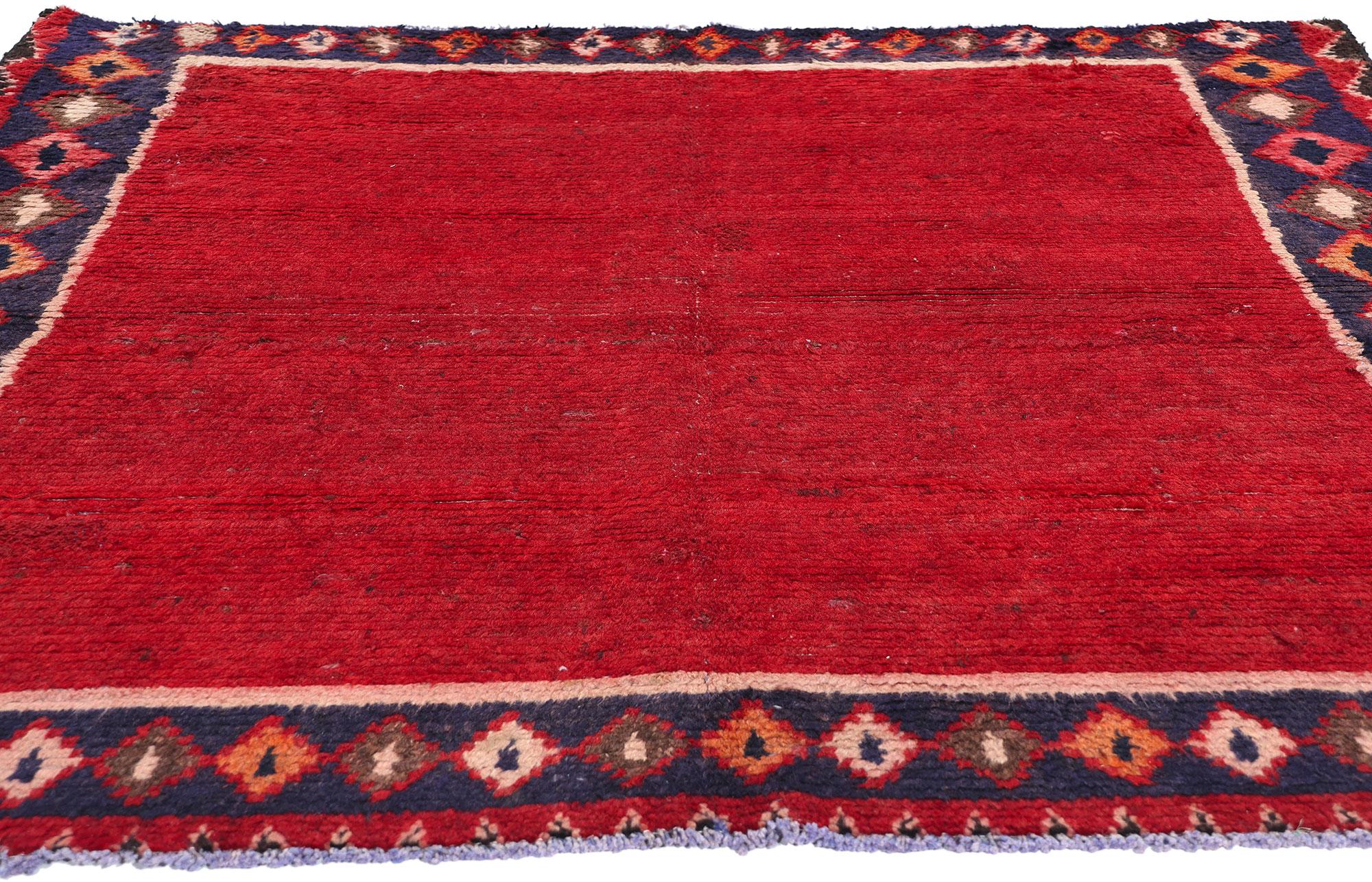 Mid-Century moderno Tappeto persiano Vintage By rosso con bordo a diamante in vendita