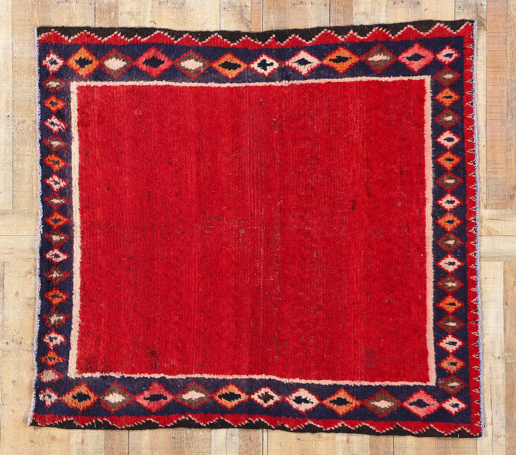 Tappeto persiano Vintage By rosso con bordo a diamante in vendita 1