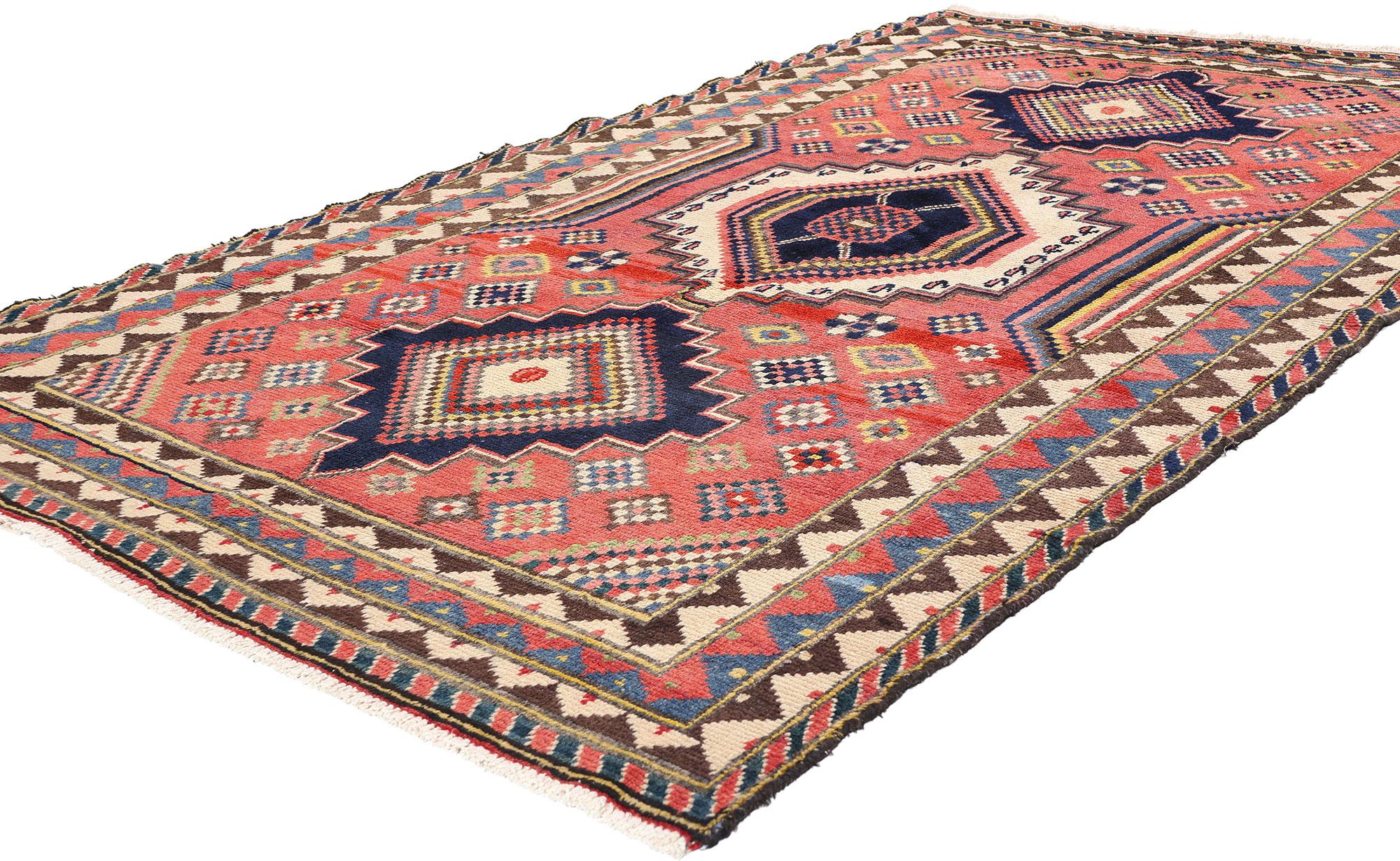 78886 Vintage Persian Lori Rug, 04'10 x 08'01. Dieser exquisite, handgeknüpfte Lori-Teppich aus Wolle im Vintage-Stil ist ein Meisterwerk traditioneller Handwerkskunst und lebendiger Kunstfertigkeit. Sein Herzstück ist ein fesselndes Design, bei dem