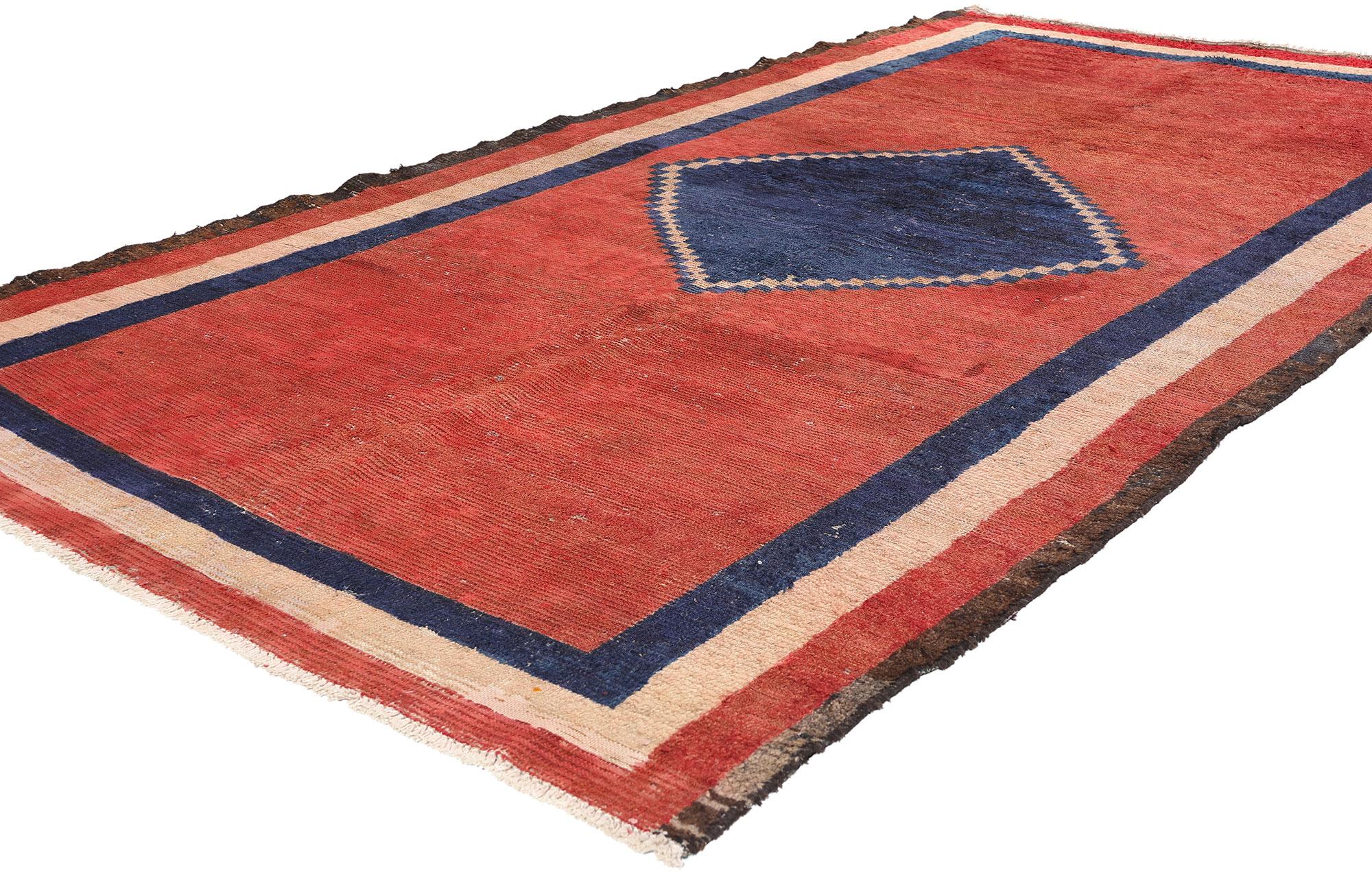 78866 Alfombra Persa Lori Vintage Roja, 05'00 x 09'10. Esta exquisita alfombra persa Lori vintage de lana anudada a mano es una clase magistral de elegancia minimalista y artesanía tradicional. El diseño de la alfombra se centra en un llamativo