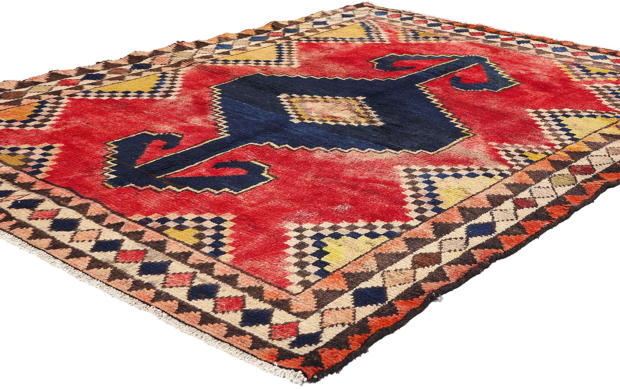 78865 Tapis persan Vintage By, 05'03 x 07'01. Cet exquis tapis Lori persan vintage en laine nouée à la main est une symphonie visuelle de couleurs vibrantes et de motifs traditionnels, incarnant l'art de l'artisanat persan. Dominé par un médaillon