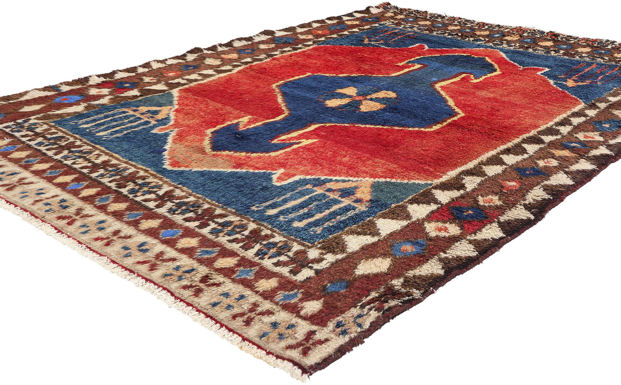 78852 Vintage Persian Lori Rug, 05'06 x 07'03. Dieser bezaubernde handgeknüpfte Teppich aus alter persischer Wolle von Lori versprüht einen Charme, der sowohl nomadisch als auch bezaubernd ist. Dominiert wird das Design von einem zentralen Medaillon
