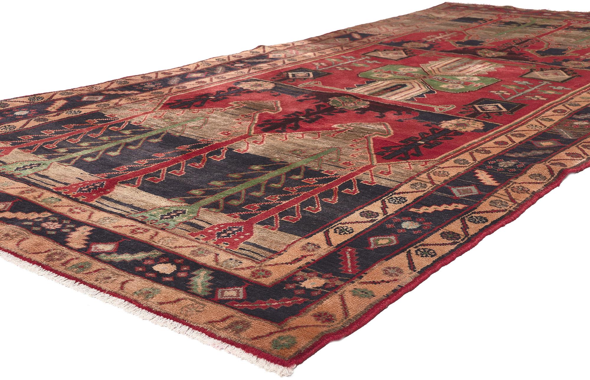 61245 Tappeto persiano d'epoca Nahavand Hamadan, 04'08 x 09'10. Questo affascinante tappeto persiano vintage Nahavand Hamadan in lana annodata a mano ti invita a entrare in un mondo in cui si intrecciano intricati simbolismi e maestria artigianale.