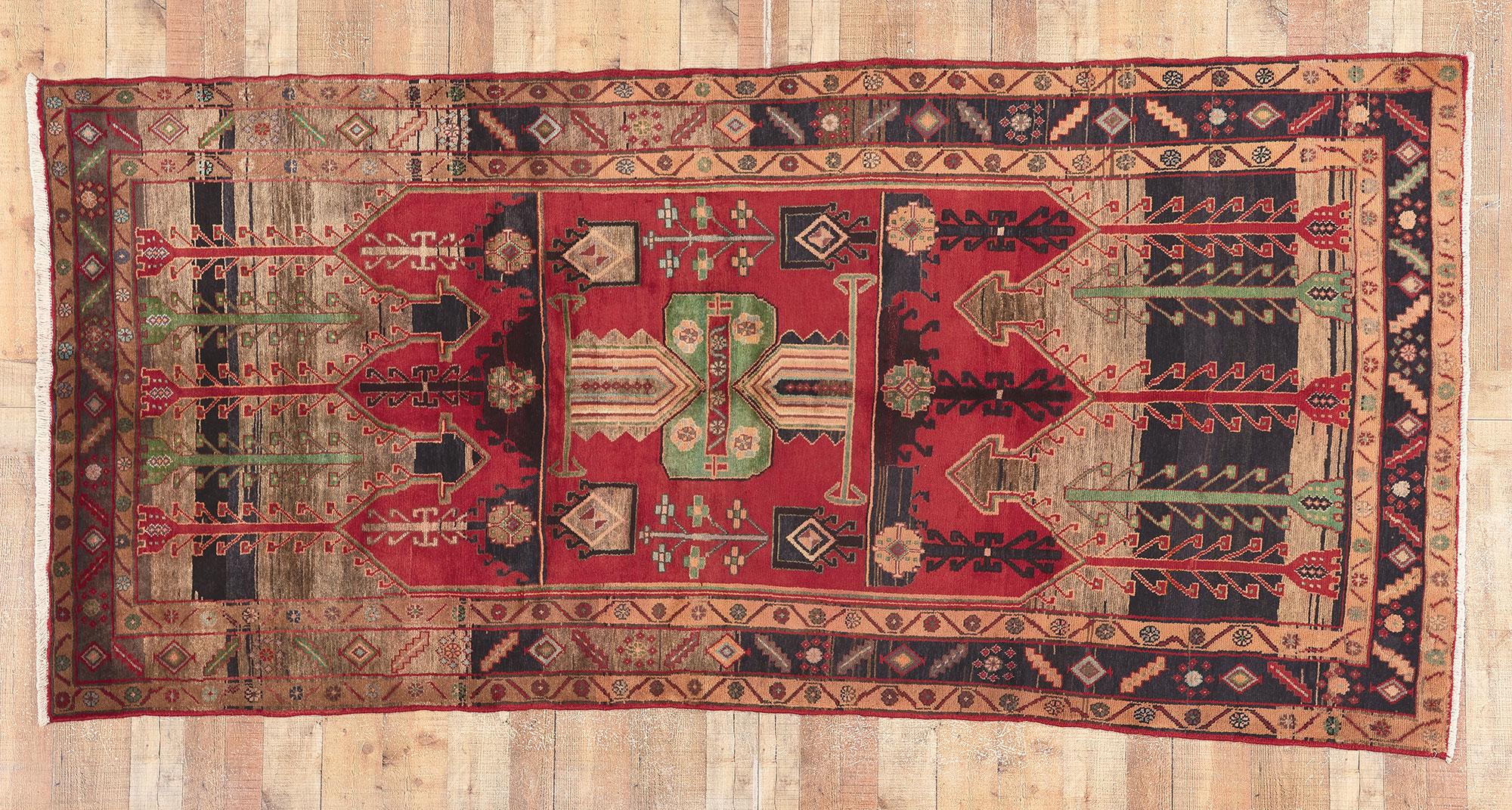 Tappeto persiano Nahavand Hamadan rosso d'epoca con stile moderno di metà secolo in vendita 1