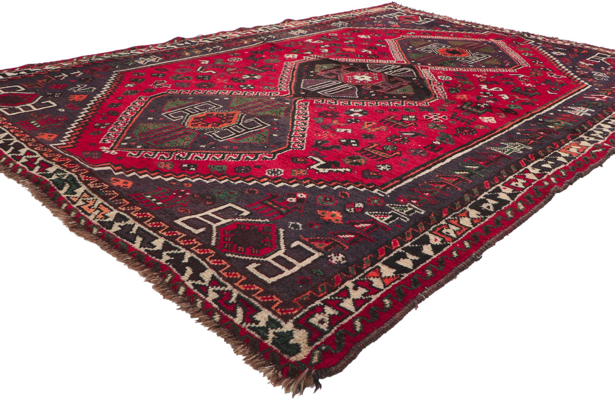 74735 Vintage Persian Shiraz Tribal Rug, 05'08 X 08'01. 
Nomadischer Charme trifft auf südwestlichen Stil in diesem handgeknüpften persischen Shiraz-Teppich aus alter Wolle. Das überzeugende Stammesmuster und die leuchtenden Erdtöne, die in dieses