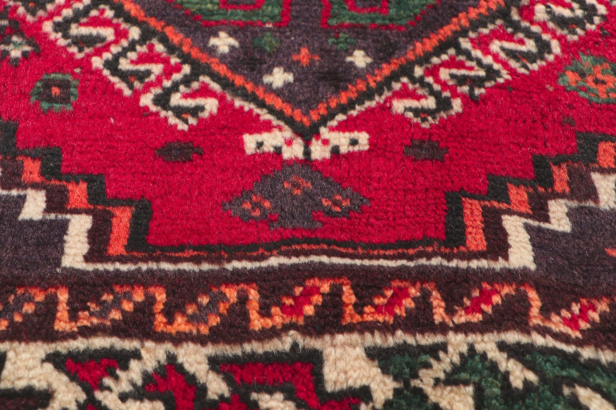 Roter persischer Shiraz-Stammesteppich (Handgeknüpft) im Angebot