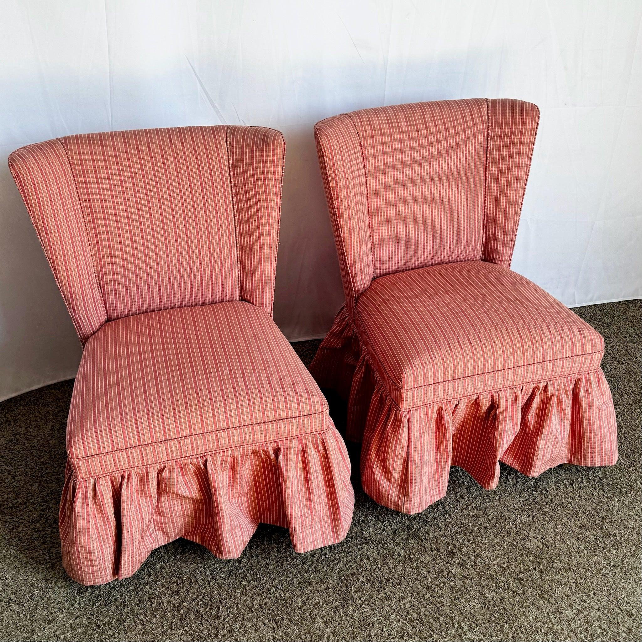 Pareja de sillas bajas reclinables con faldones de cuadros rojos vintage, de silueta clásica y faldones entallados, que añaden un acogedor encanto tradicional a cualquier sala de estar.
 
 Algunas marcas en la tela como se muestra en las fotos.
 
