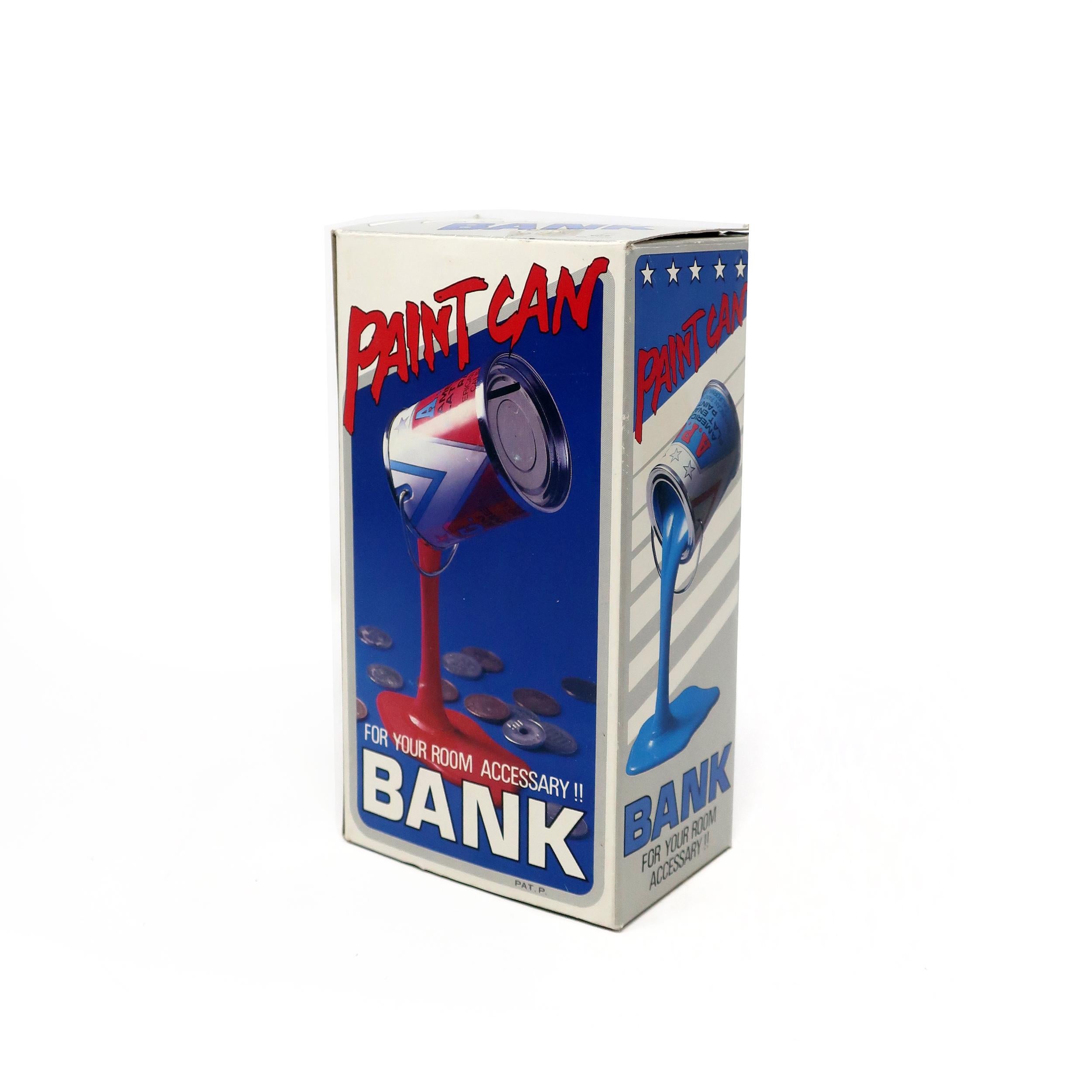 Un salvadanaio/scultura in barattolo di vernice perfettamente Pop Art degli anni '80.  Un barattolo di vernice di metallo con una fessura per monete da un quarto di dollaro sul fondo sembra sfidare la gravità appoggiandosi su un flusso di vernice. 