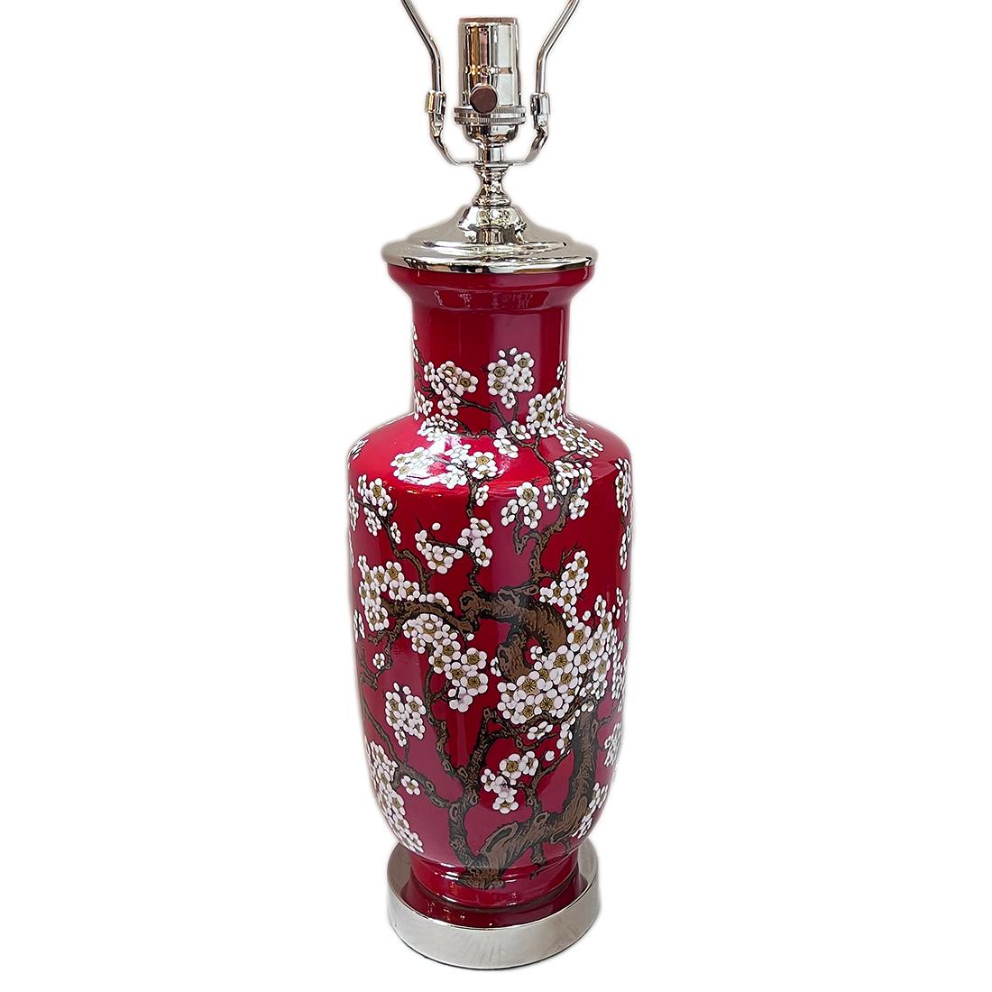 Lampada in porcellana cinese del 1960 circa con base argentata.

Misure:
Altezza del corpo: 17.25
Altezza del paralume: 26.5