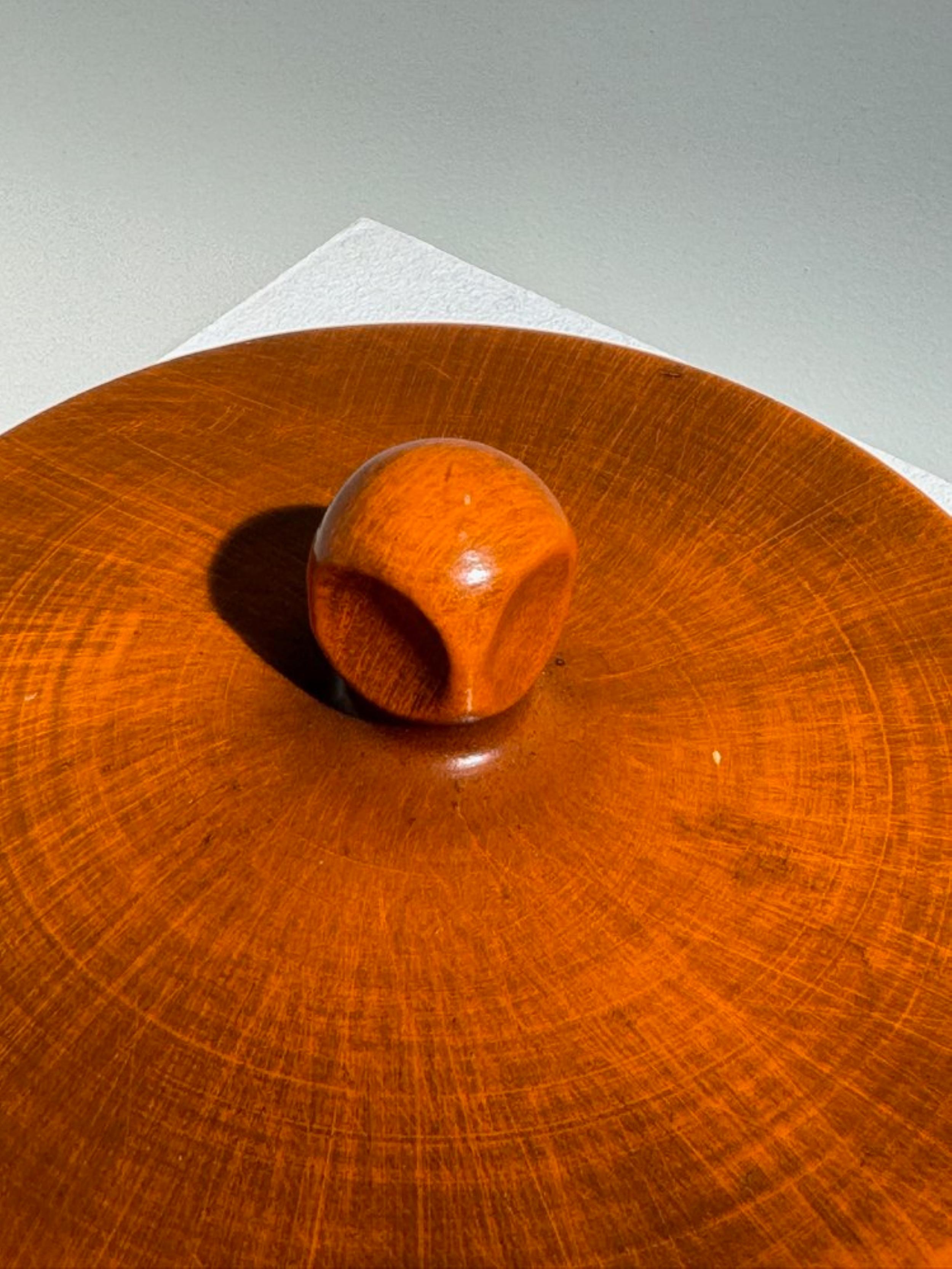 This vintage red pottery bowl by royal haeger, known for its circular ceramic design with warm brown and orange hues, exudes modern elegance. royal haeger, a renowned american pottery company established in 1871, crafted pieces like this with