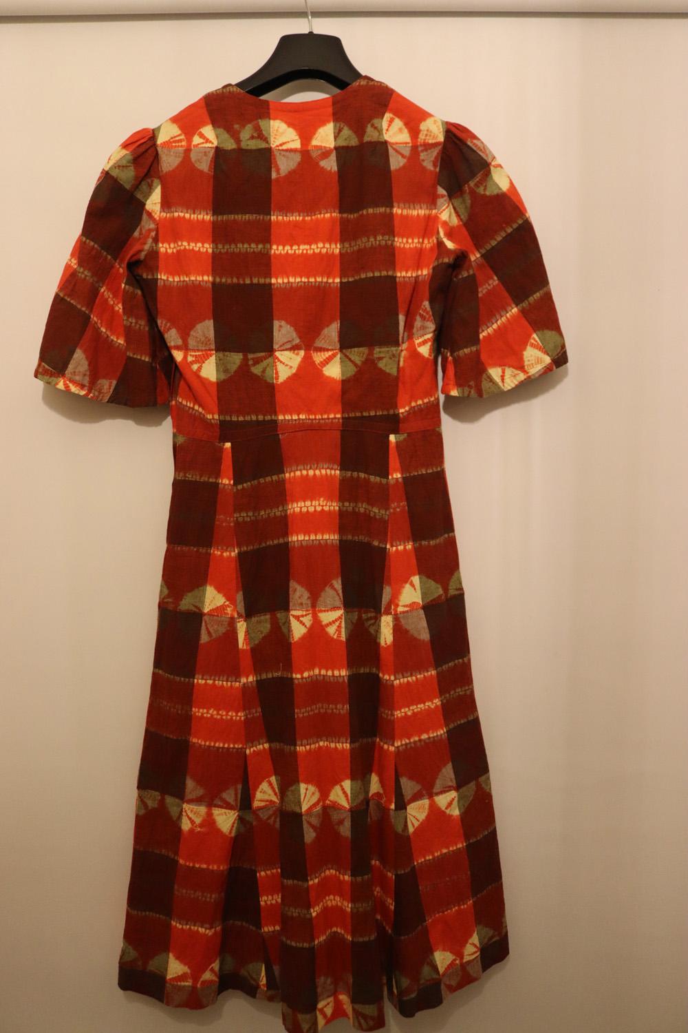 Ein wunderschönes Vintage-Kleid des japanischen Designers Kansai. Das Kleid ist in einem farbenfrohen Rot bedruckt und hat einen V-Ausschnitt mit Druckknopfverschluss und kurze Ärmel. Es hat ein mittleres Gewicht und ist ungefüttert. 
Büste 35'',