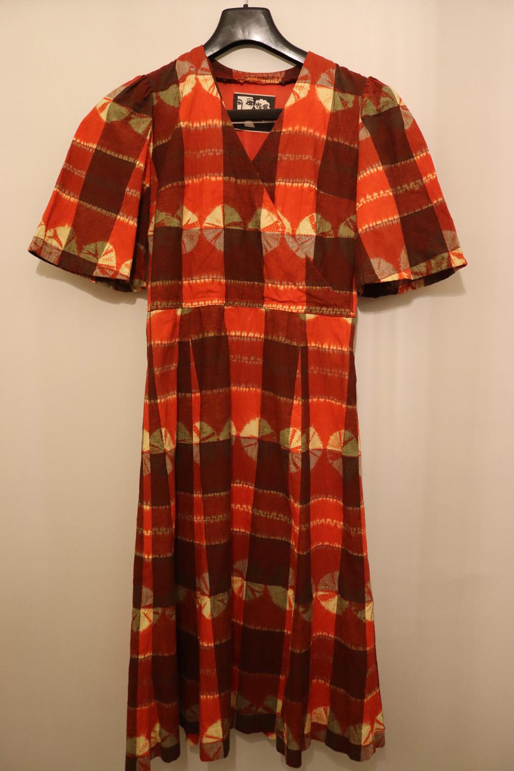 Rotes Vintage-Kleid mit Druck von Kansai (Braun) im Angebot