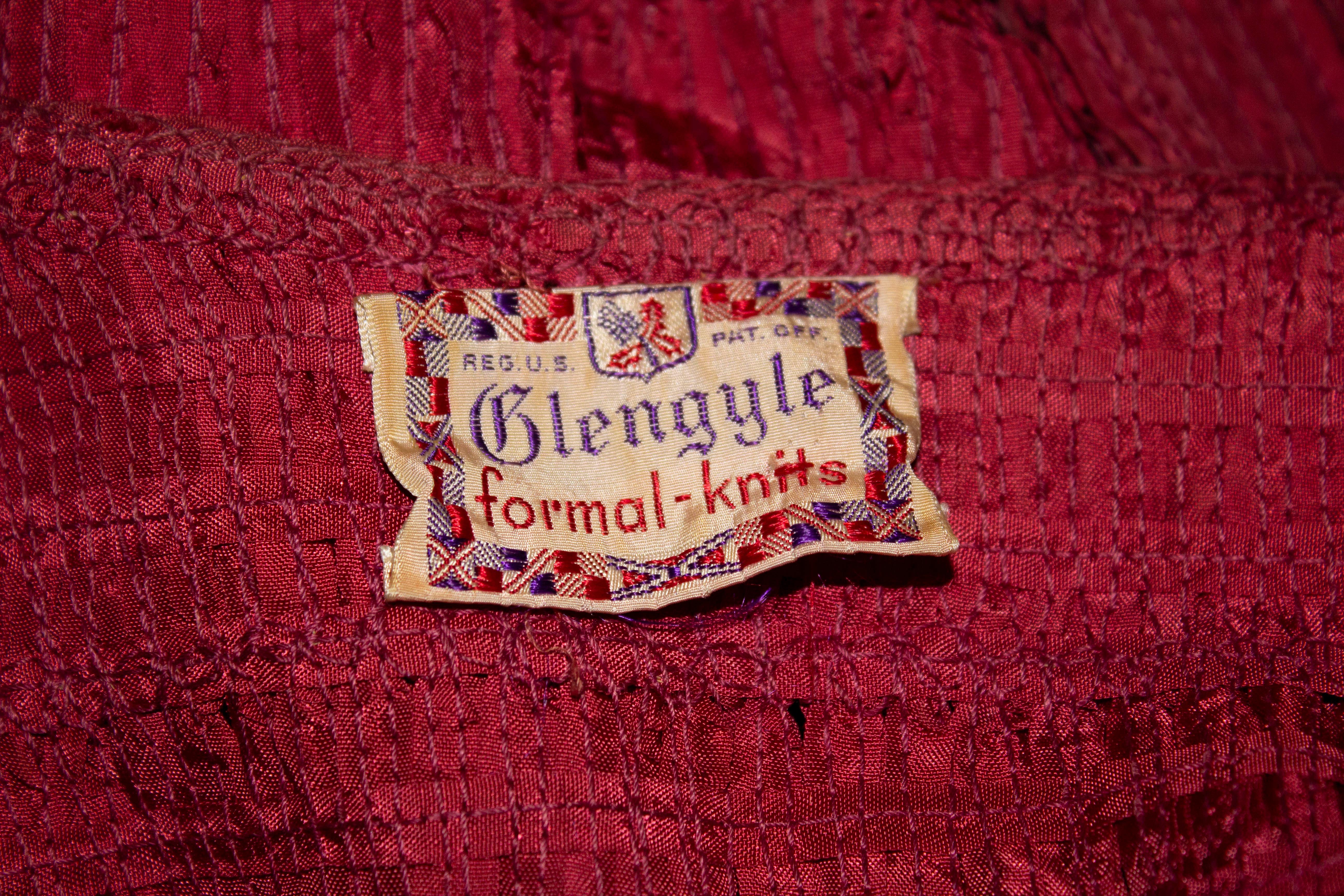 Ein schickes Vintage-Kleid aus Bändern. Das Kleid ist von Glenygyle und hat eine Knopfleiste und einen seitlichen Reißverschluss. Es hat verdeckte Knöpfe und ellenbogenlange Ärmel.
Maße: Büste bis zu 38'', Taille 29'', Länge 42''