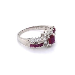 Platin-Cocktailring mit rotem Rubin und Diamant