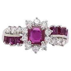 Anillo de cóctel vintage de rubí rojo y diamantes en platino